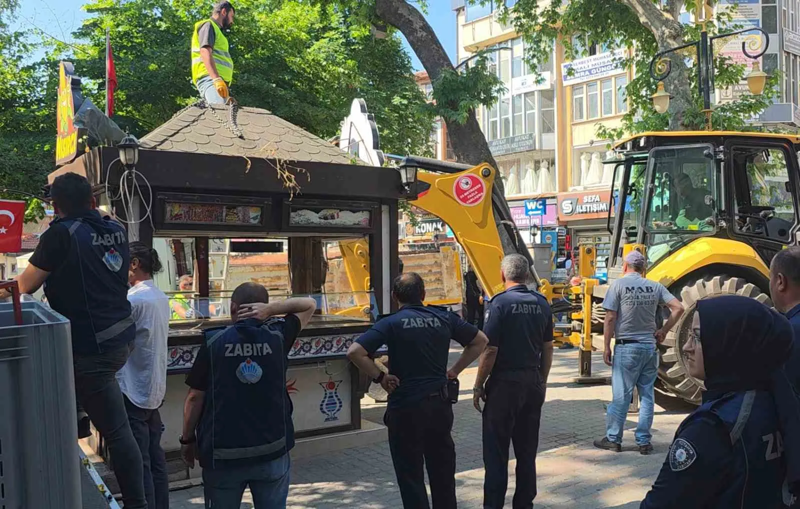 Sevgi Yolu'nda büfe krizi: Çatıya zincirli protesto sonrası tahliye operasyonu