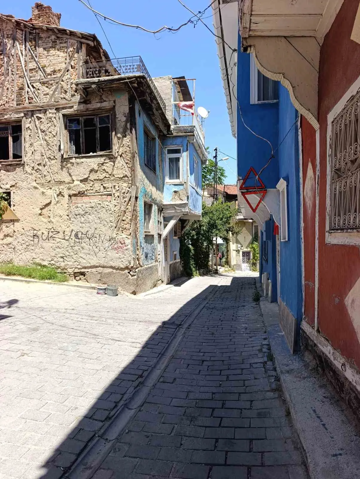 Afyonkarahisar’da dar sokak çilesi: Evini korumak için çareyi ışıklı önlemde buldu