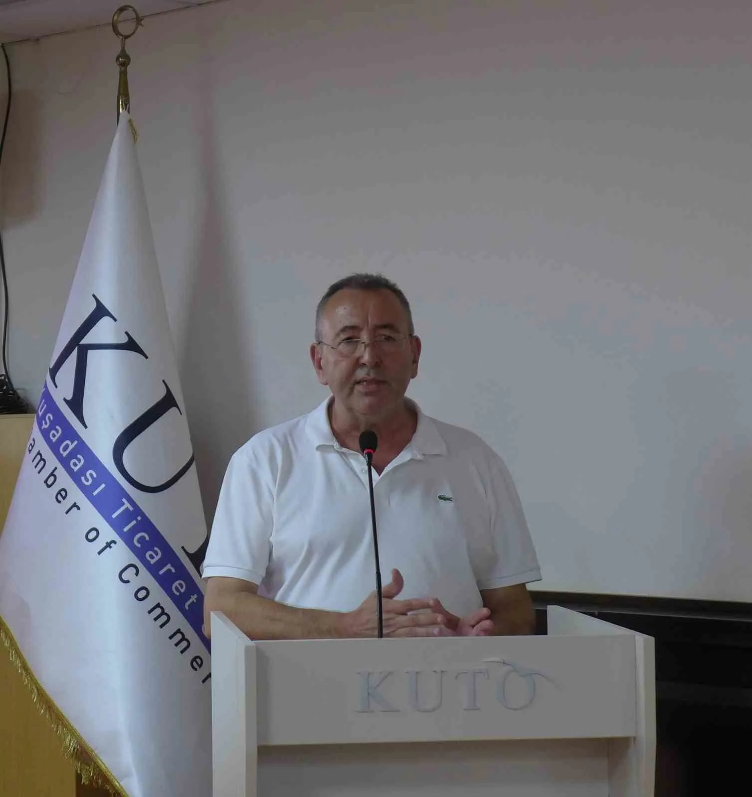 Kuşadası'nda ticaretin yeni adresi cep telefonları oldu