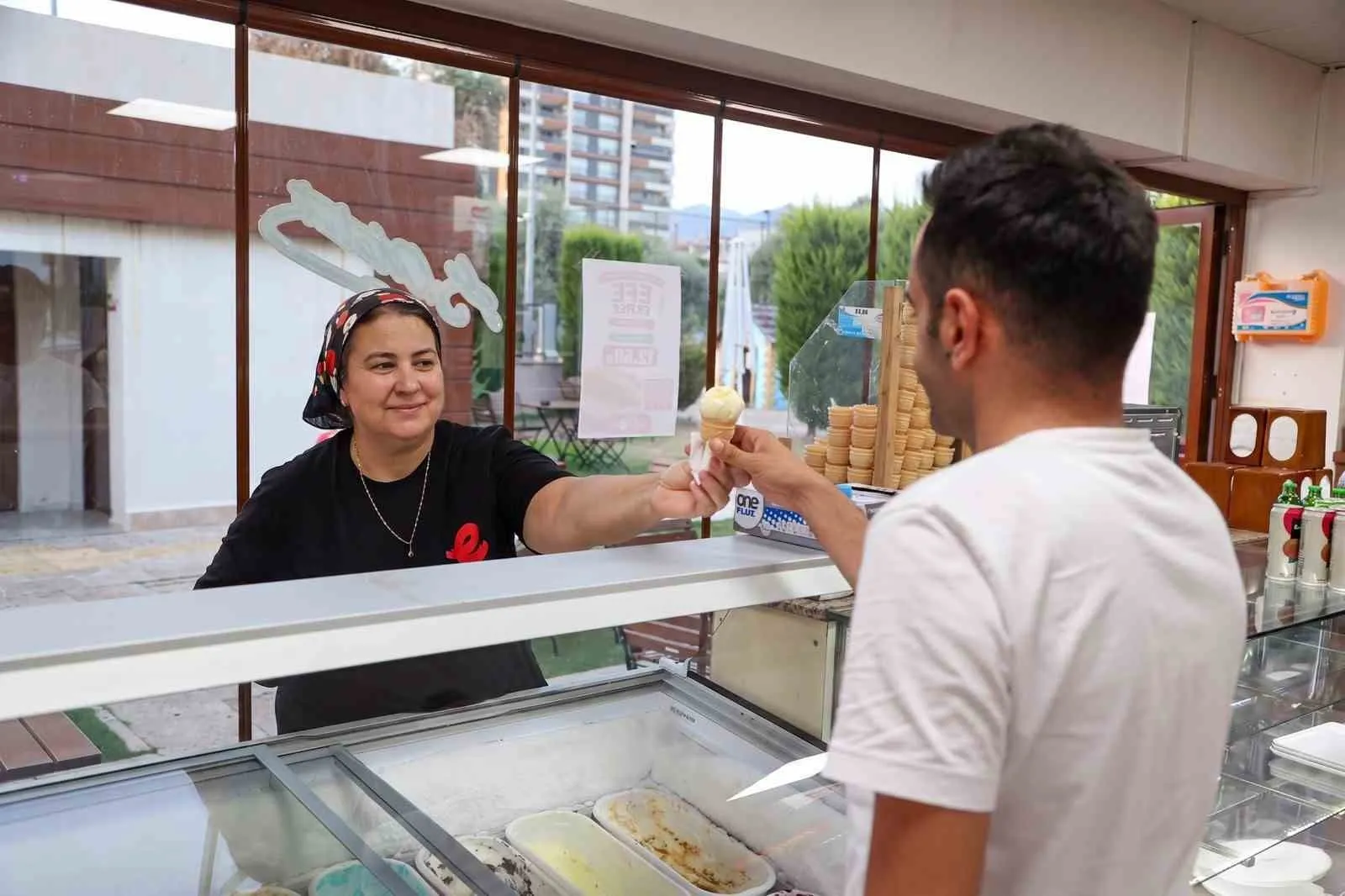 Efeler'de keyifli akşamlar uzadı: Bilim Kafe artık gece geç saatlere kadar açık
