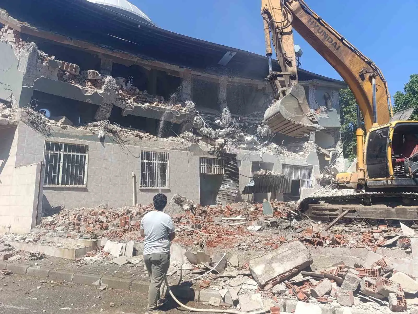 Salihli'de 28 yıllık ibadethanede korkutan tablo: Kolonlar çürüyünce yıkım başladı
