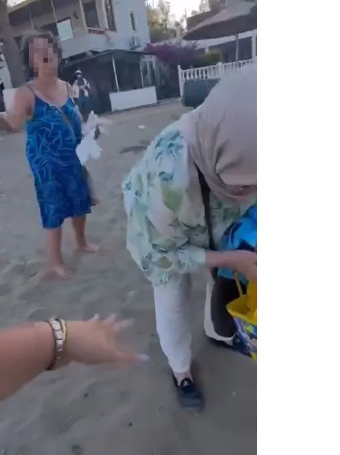 Seferihisar’da plajda gergin anlar: Yaşlı kadının hakaretleri kameraya yansıdı