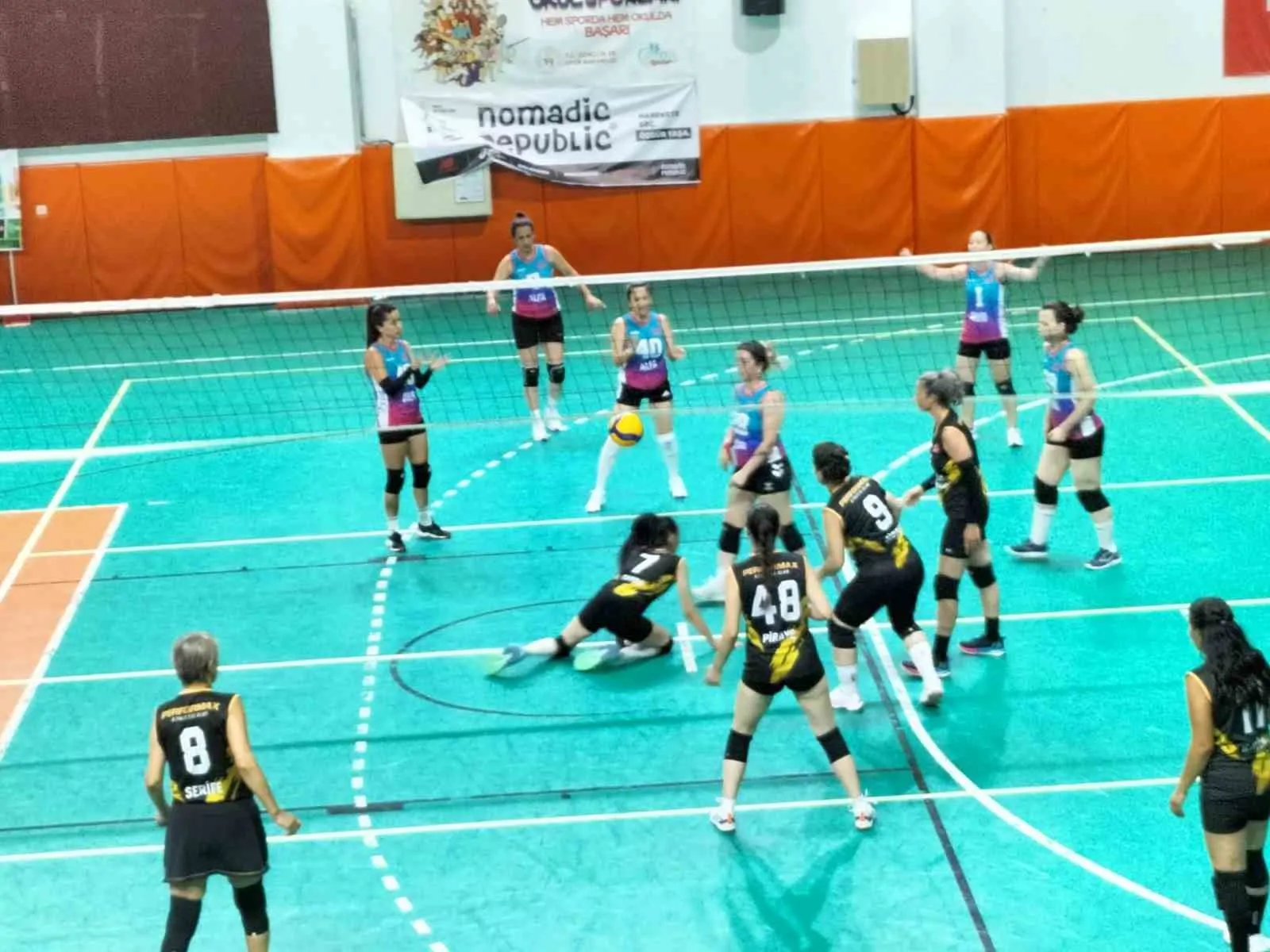 Köyceğiz’de file heyecanı: Veteran voleybolcular kupalarına kavuştu