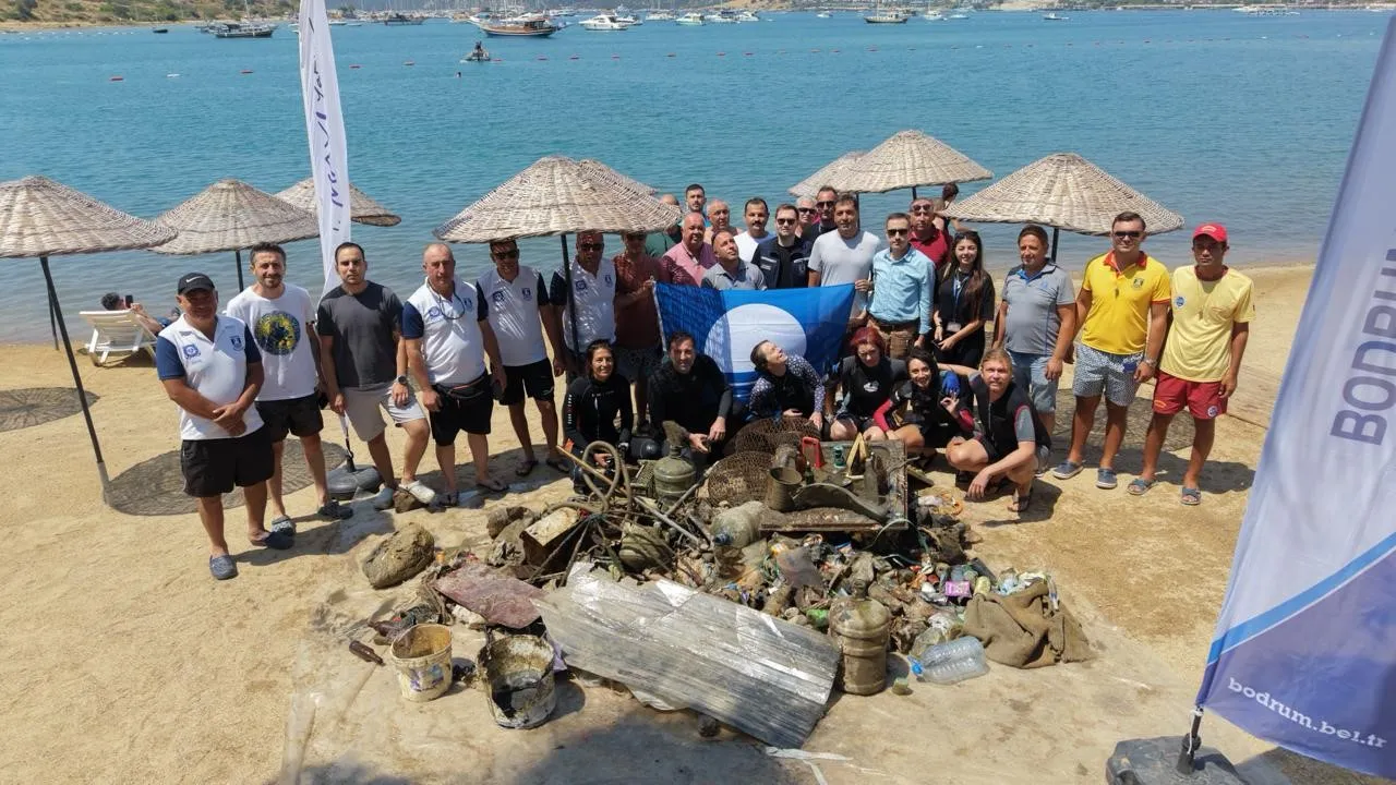 Gümbet’te deniz dibi temizlendi: 370 kilogramlık atık kıyıya çıkarıldı