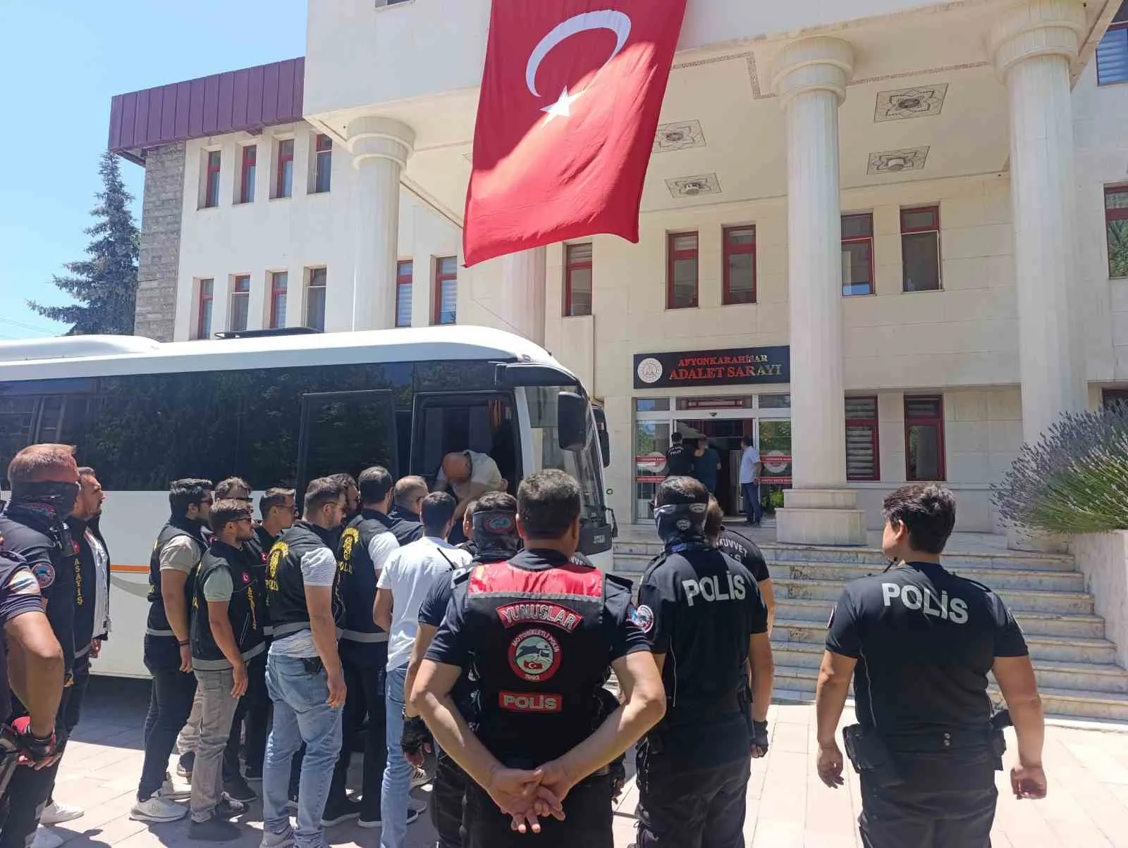Minibüs durağında kanlı hesaplaşma: 18 şüpheli adliyeye sevk edildi