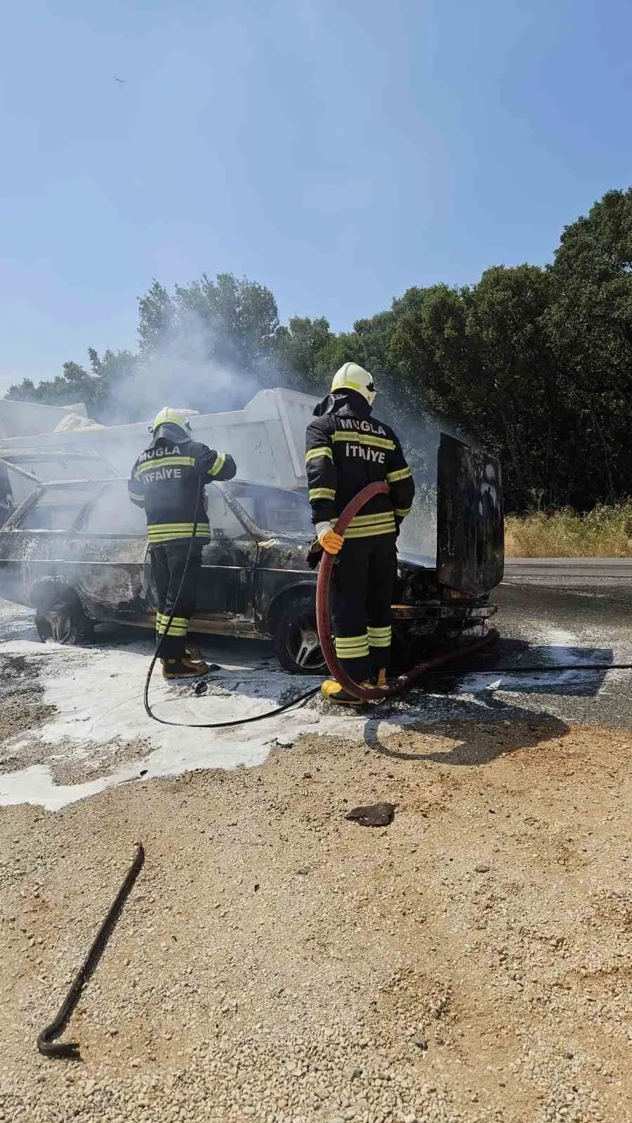 Menteşe’de seyir halindeki otomobil alev topuna döndü