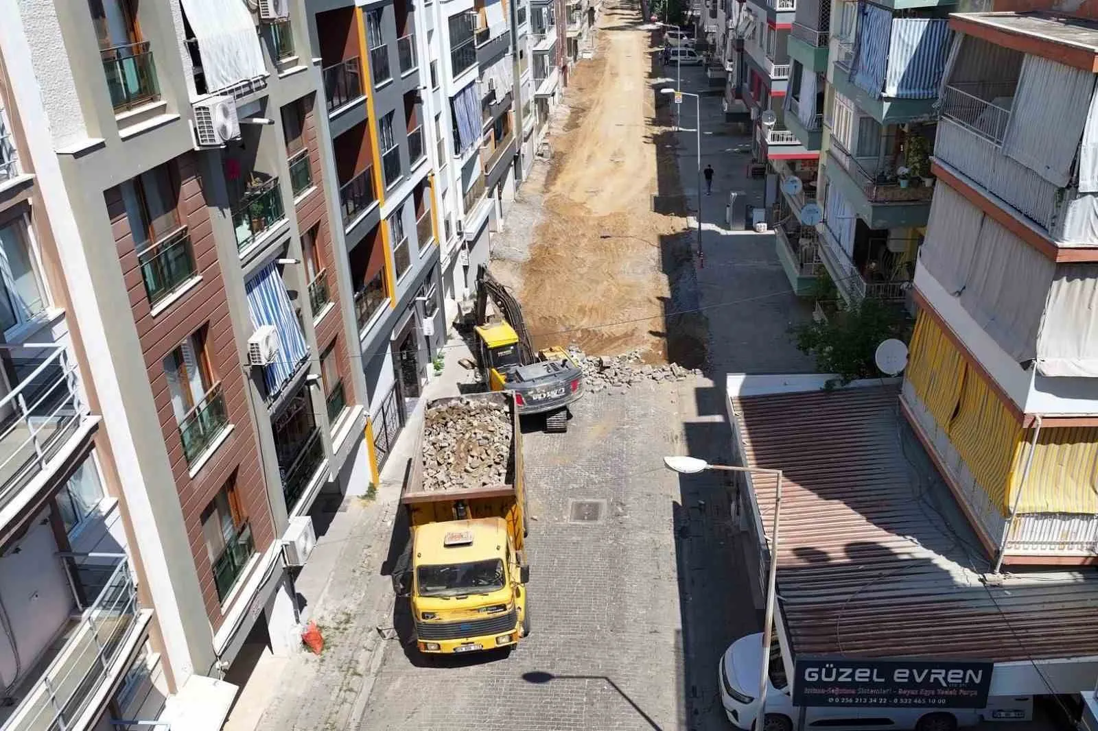 Efeler'de yol yapım mesaisi: Hastane yolu ve mahalleler yenileniyor