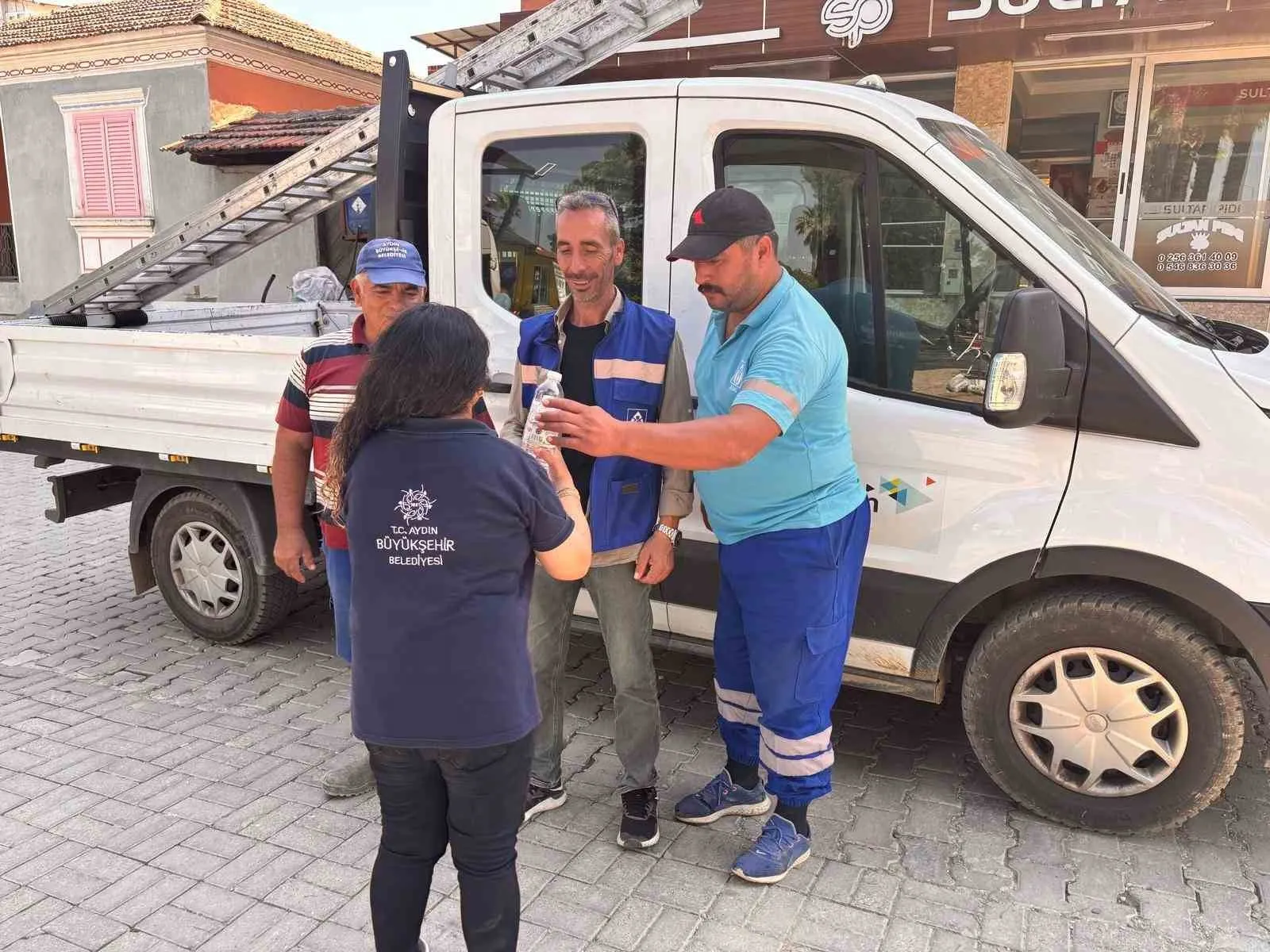 Aydın'da güneşin altında ter döken ekiplere serinleten dokunuş