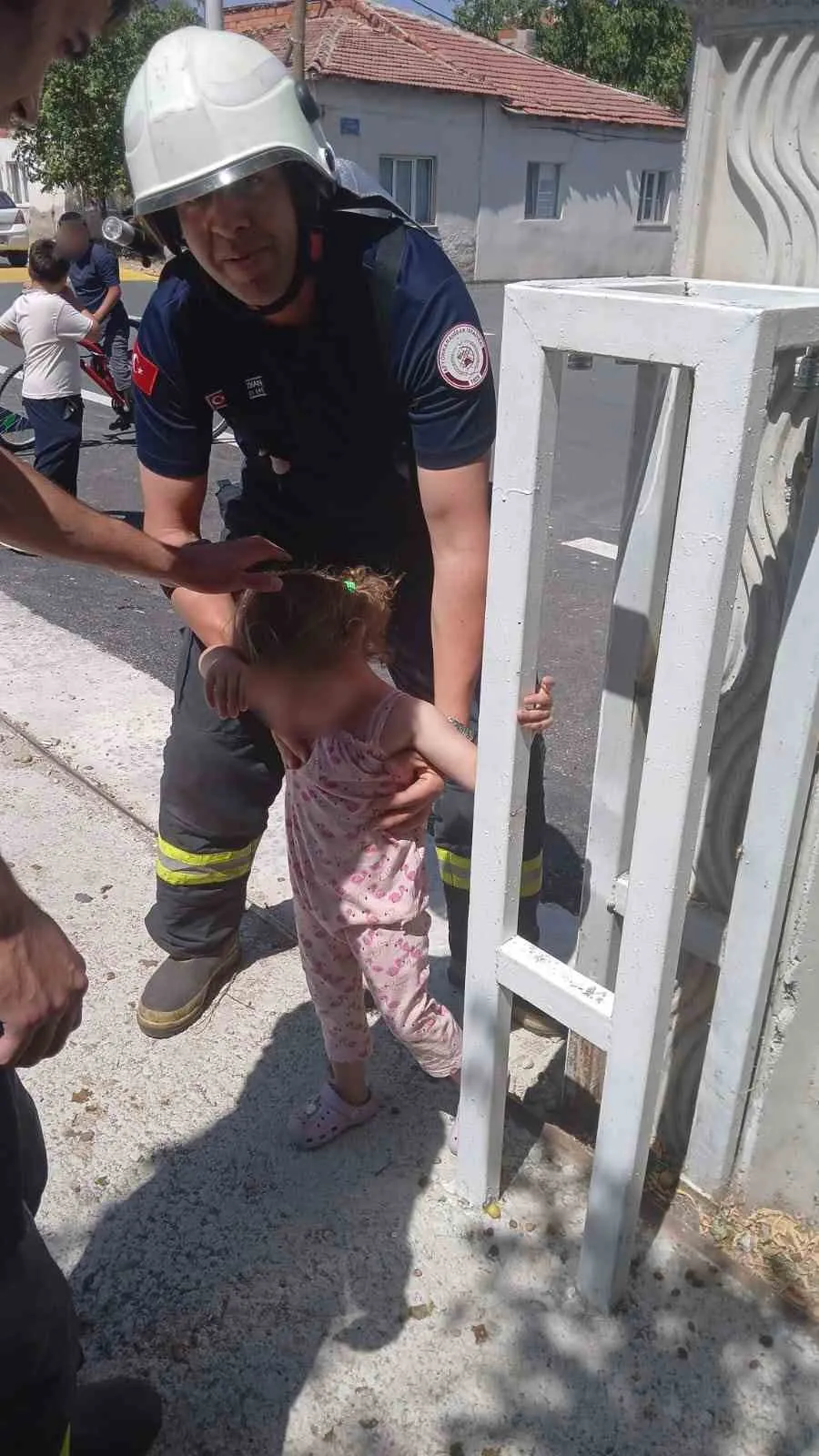 Oyun oynarken kabusu yaşadı: İtfaiye ekipleri minik çocuğu sıkıştığı yerden kurtardı