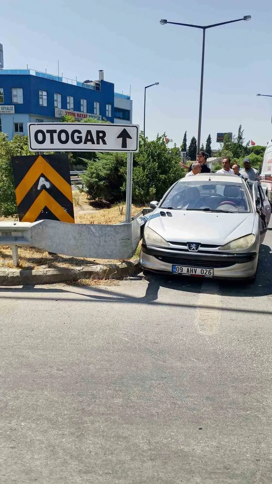 Efeler'de korkutan kaza: Otomobilin içinde sıkışanlar itfaiye tarafından kurtarıldı