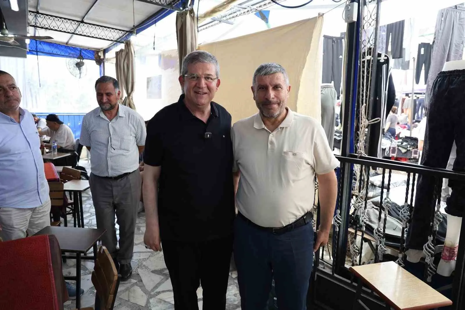 Denizli pazarında samimi buluşma: Subaşıoğlu esnafın taleplerini yerinde dinledi