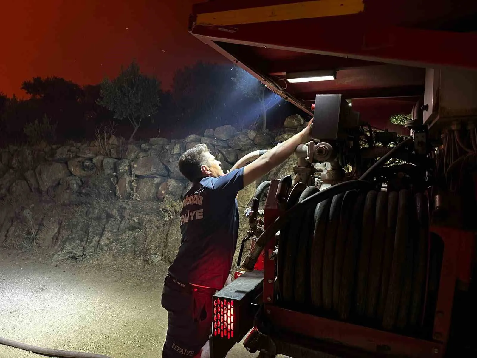 Çine'de alevler yerleşim yerini tehdit etti: İtfaiye ekipleri Mutaflar'da etten duvar ördü
