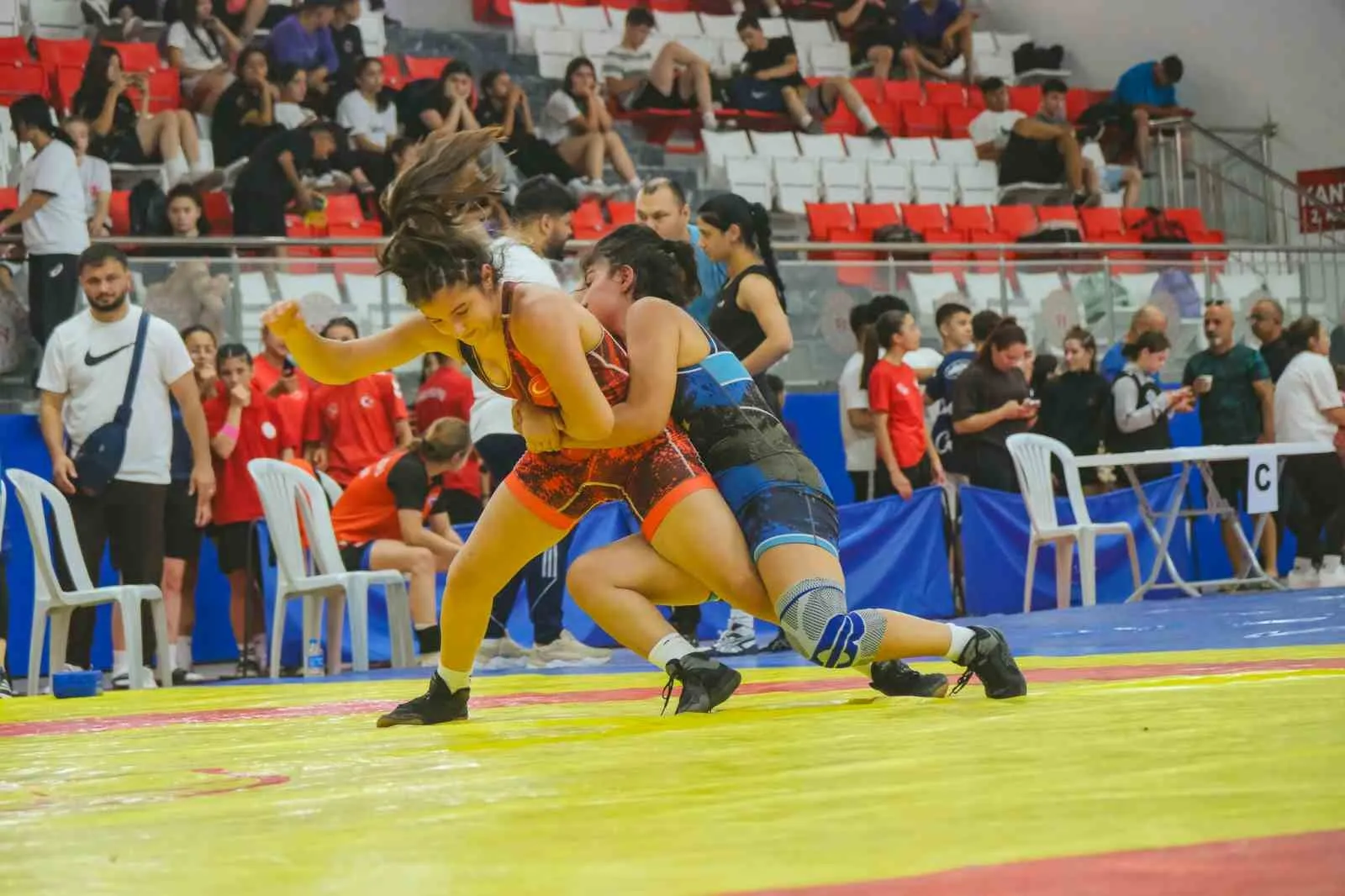 Söke'nin yeni spor kompleksinde dev organizasyon: Geleceğin güreşçileri madalya için ter döktü