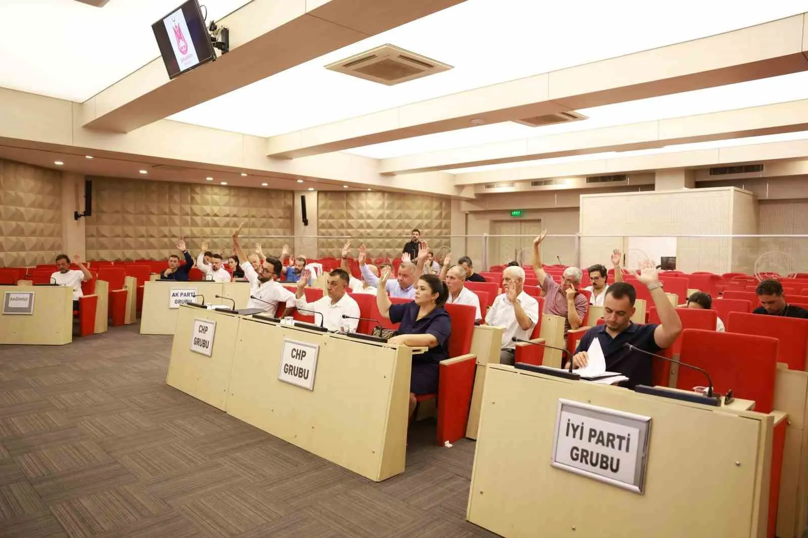 Şehzadeler’de hizmet maratonu: 33 madde onaylandı, yangın uyarısı geldi