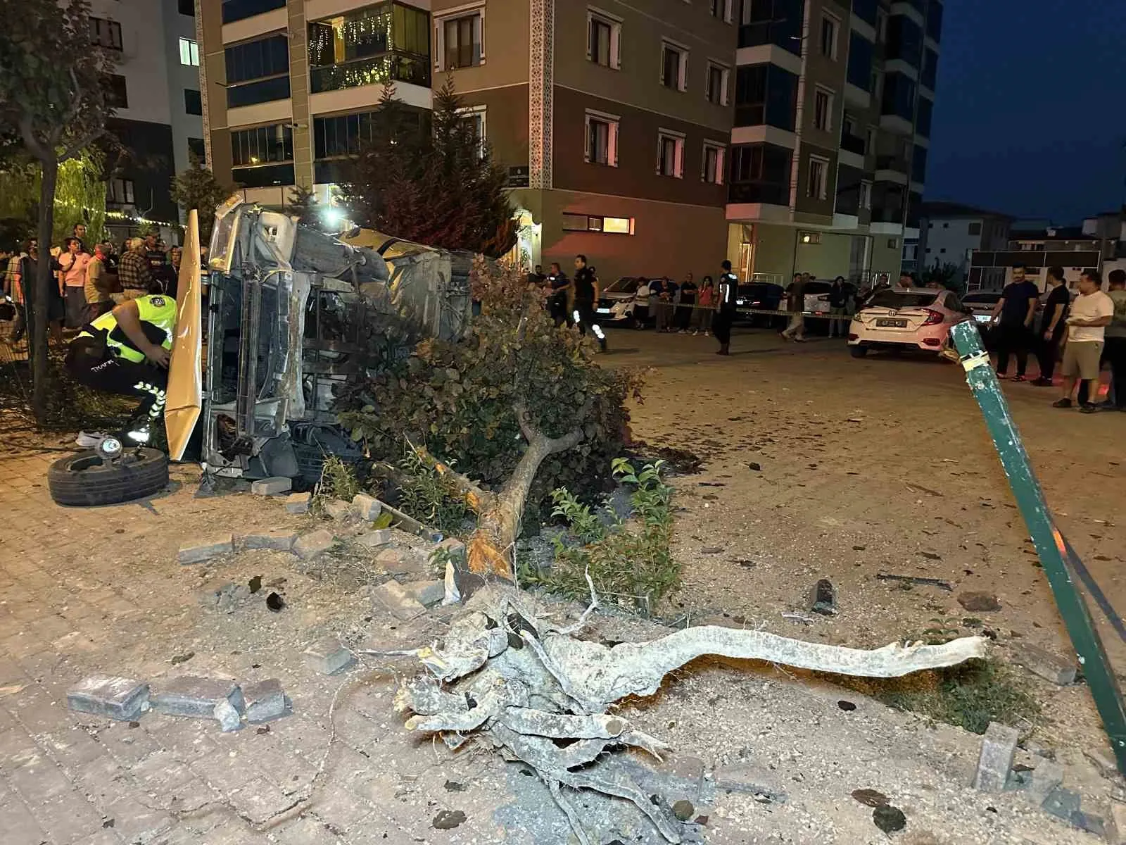 Uşak’ta dehşet anları: Kontrolden çıkan otomobil otoparka uçtu