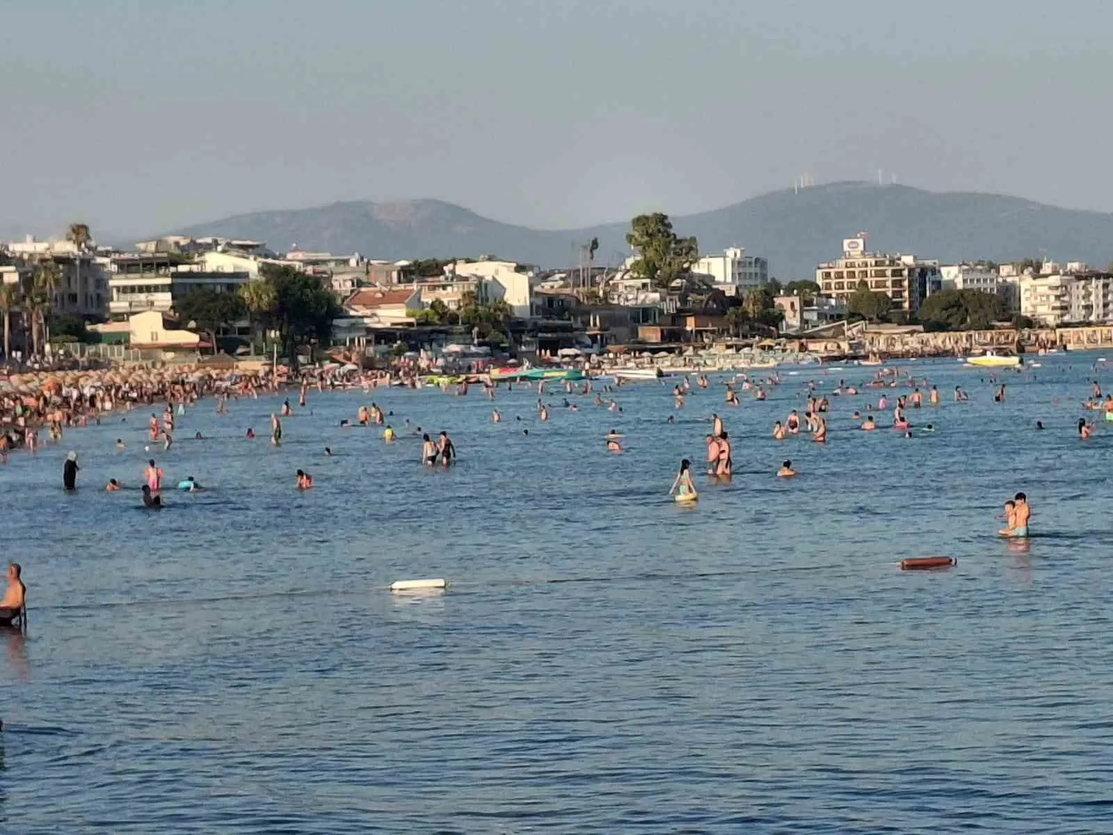Didim'de güneşin tadını çıkarmak isteyenler sahillere akın etti: Adım atacak yer kalmadı