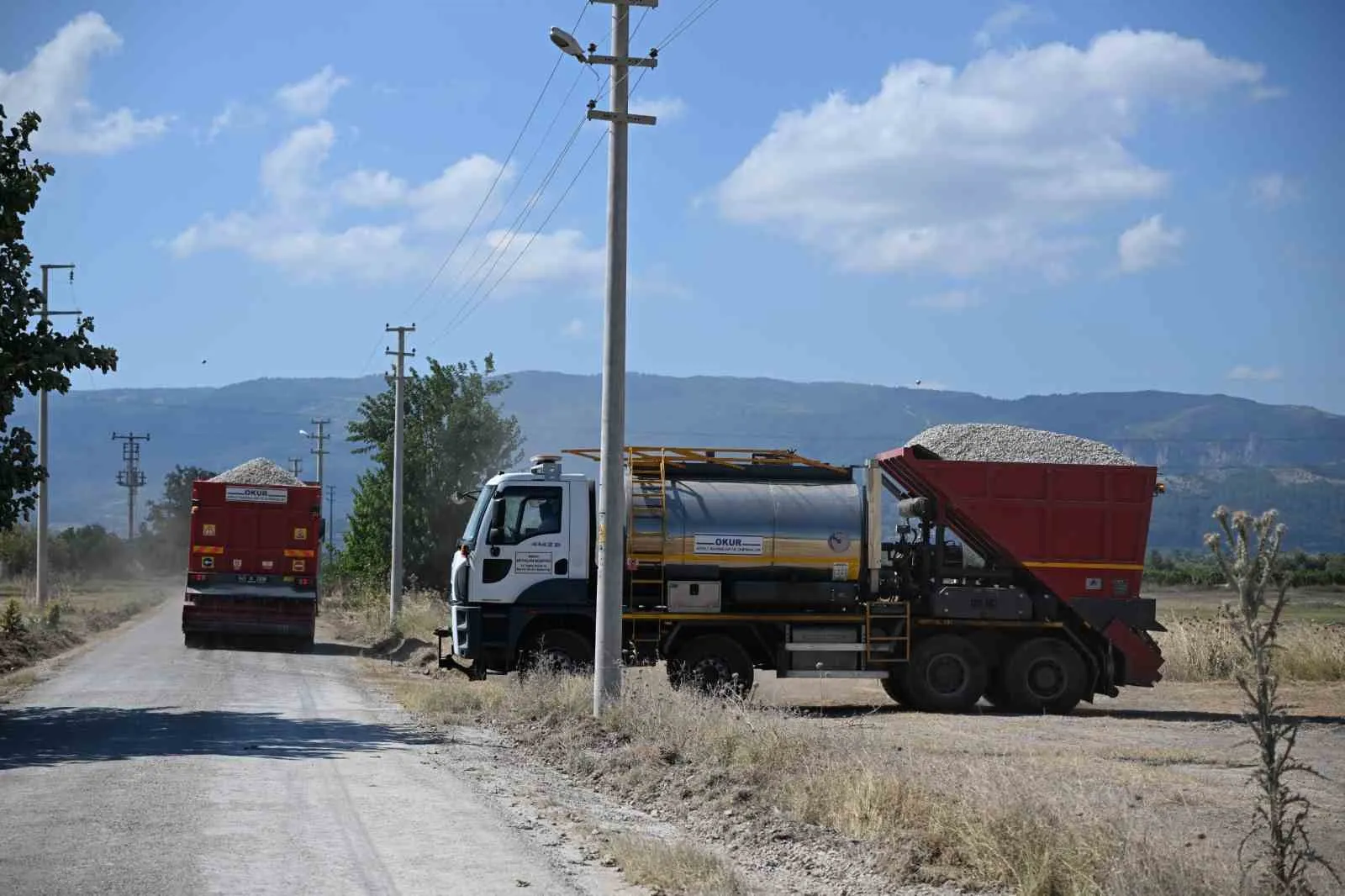 Ahmetli’de asfalt seferberliği: Üzüm hasadı öncesi ulaşım engelleri kalkıyor