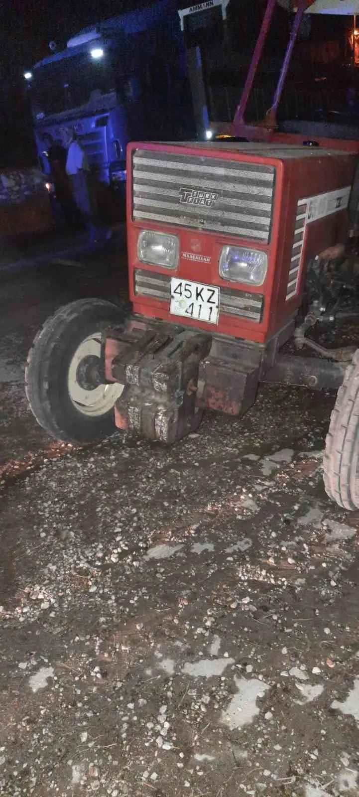 Selendi yolunda can pazarı: Otomobil ile traktörün çarpıştığı kazada 4 kişi yaralandı