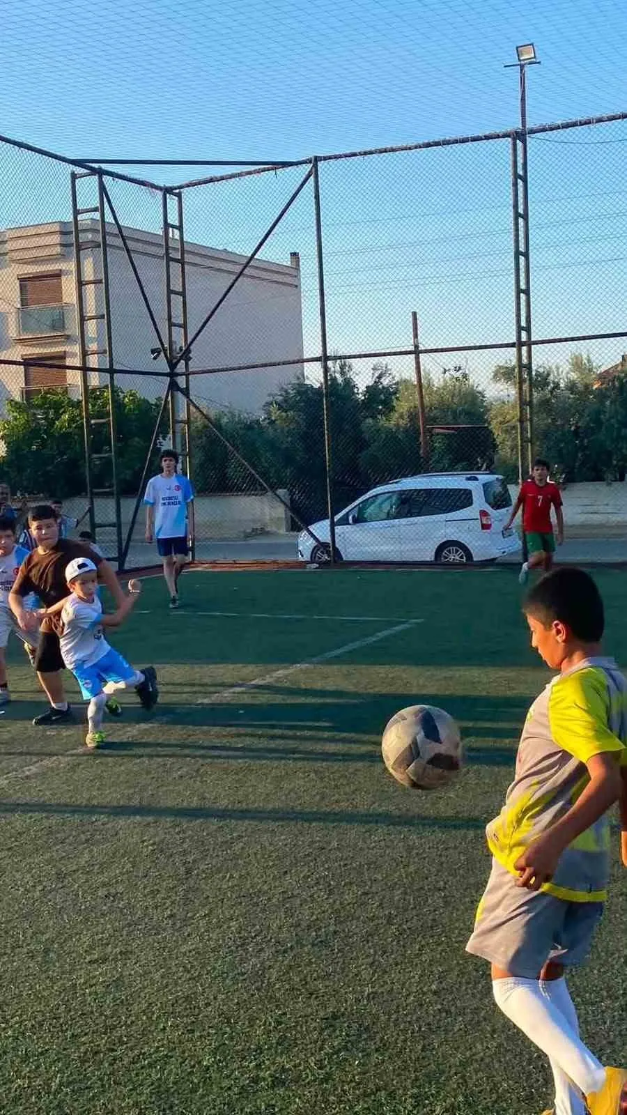 Sarıgöl'de sporun birleştirici gücü: Kur'an kursu öğrencileri sahada dostluk rüzgarı estiriyor