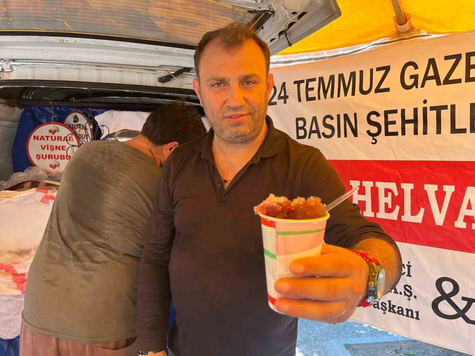 İzmir'in kavurucu sıcağında 800 yıllık serin mola: Gazeteciler anısına hayır lokması gibi dağıtıldı