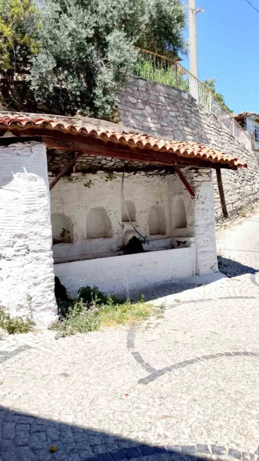 Buldan’da tarihi çeşme alarm veriyor: Çatı her an çökebilir