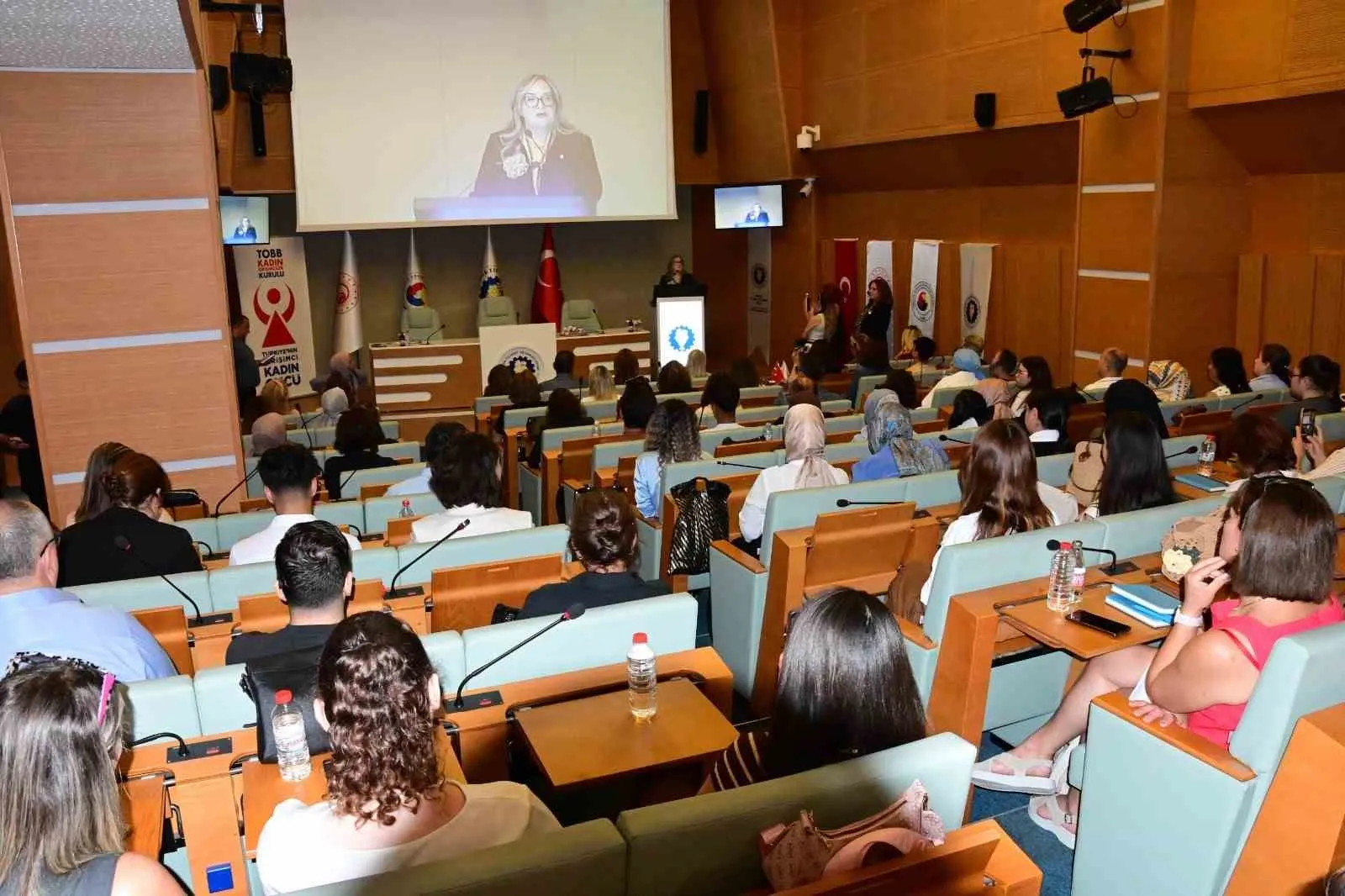Sanayideki cam tavanlar kaynak makineleriyle kırılıyor: Kadınlar iş hayatında yeni bir dönem başlatıyor