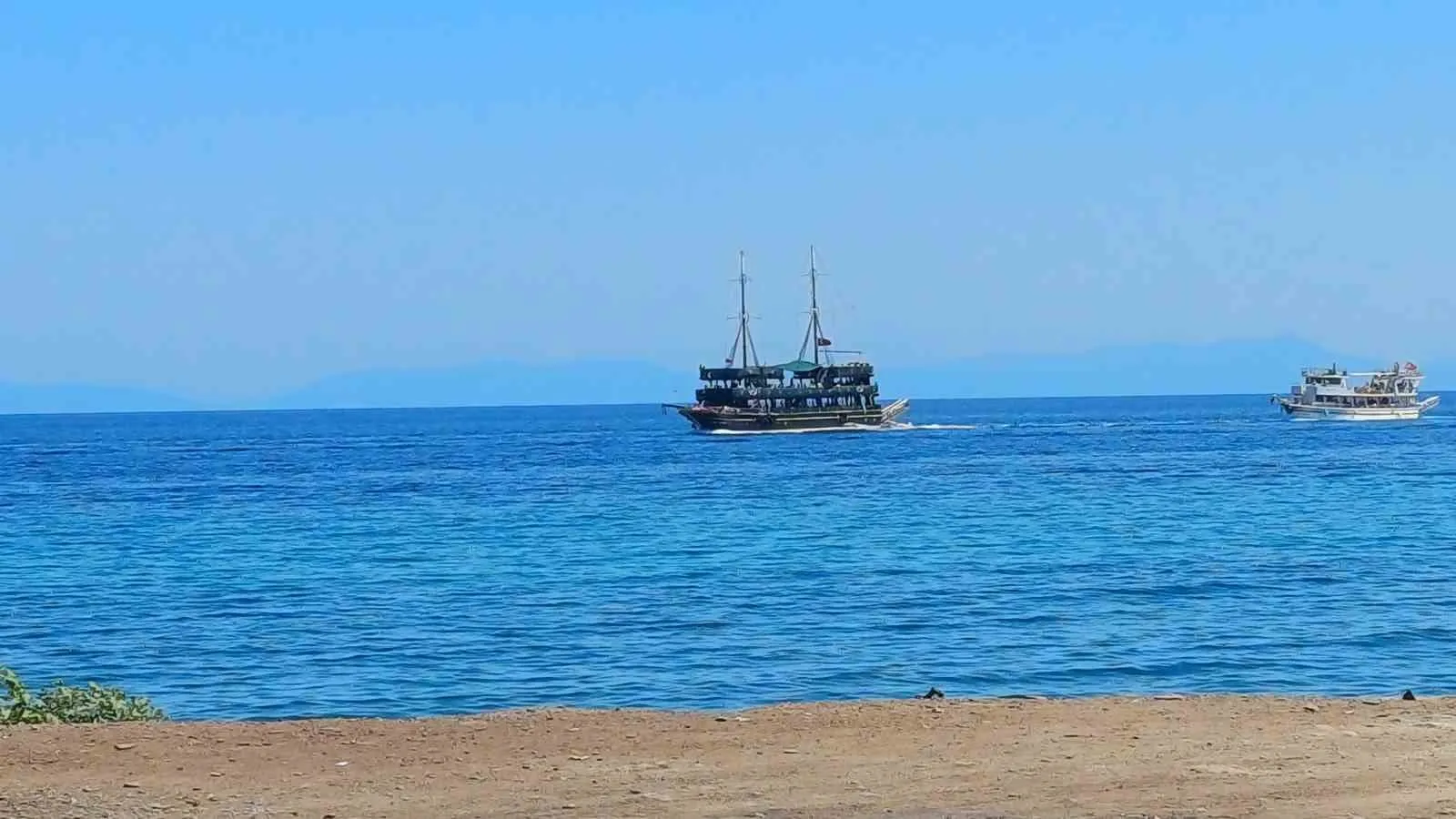 Kuşadası’nda deniz keyfi ikiye katlandı: Turistler rotayı gizli koylara çevirdi