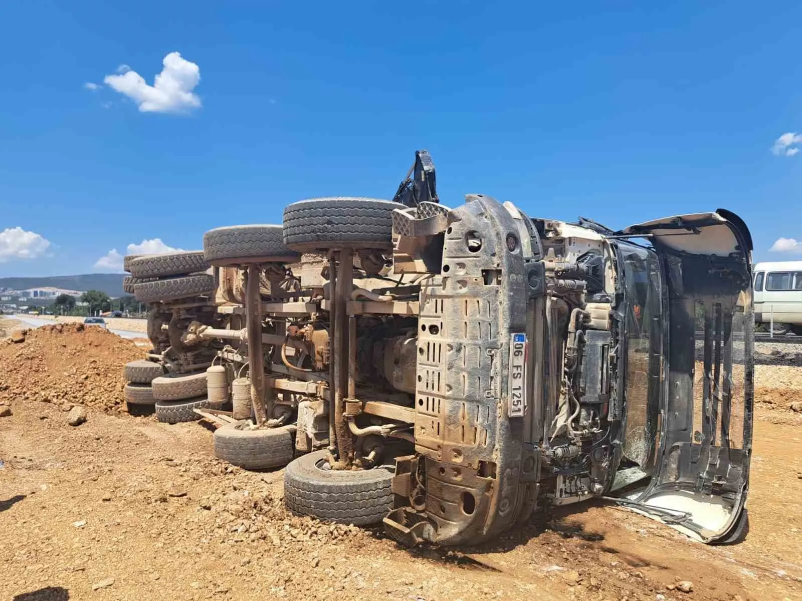 Muğla'daki yol çalışmasında kaza: Yoldan geçen hekim sürücünün imdadına yetişti