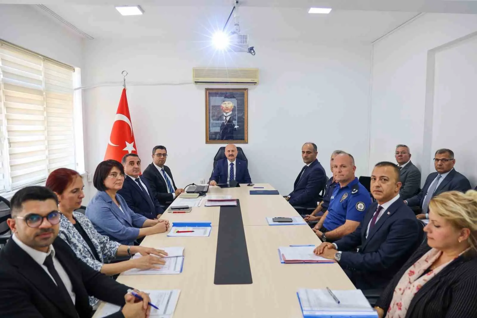 Yenipazar’da saha mesaisi: Vali Varol hem yatırımları denetledi hem esnafın çayına ortak oldu