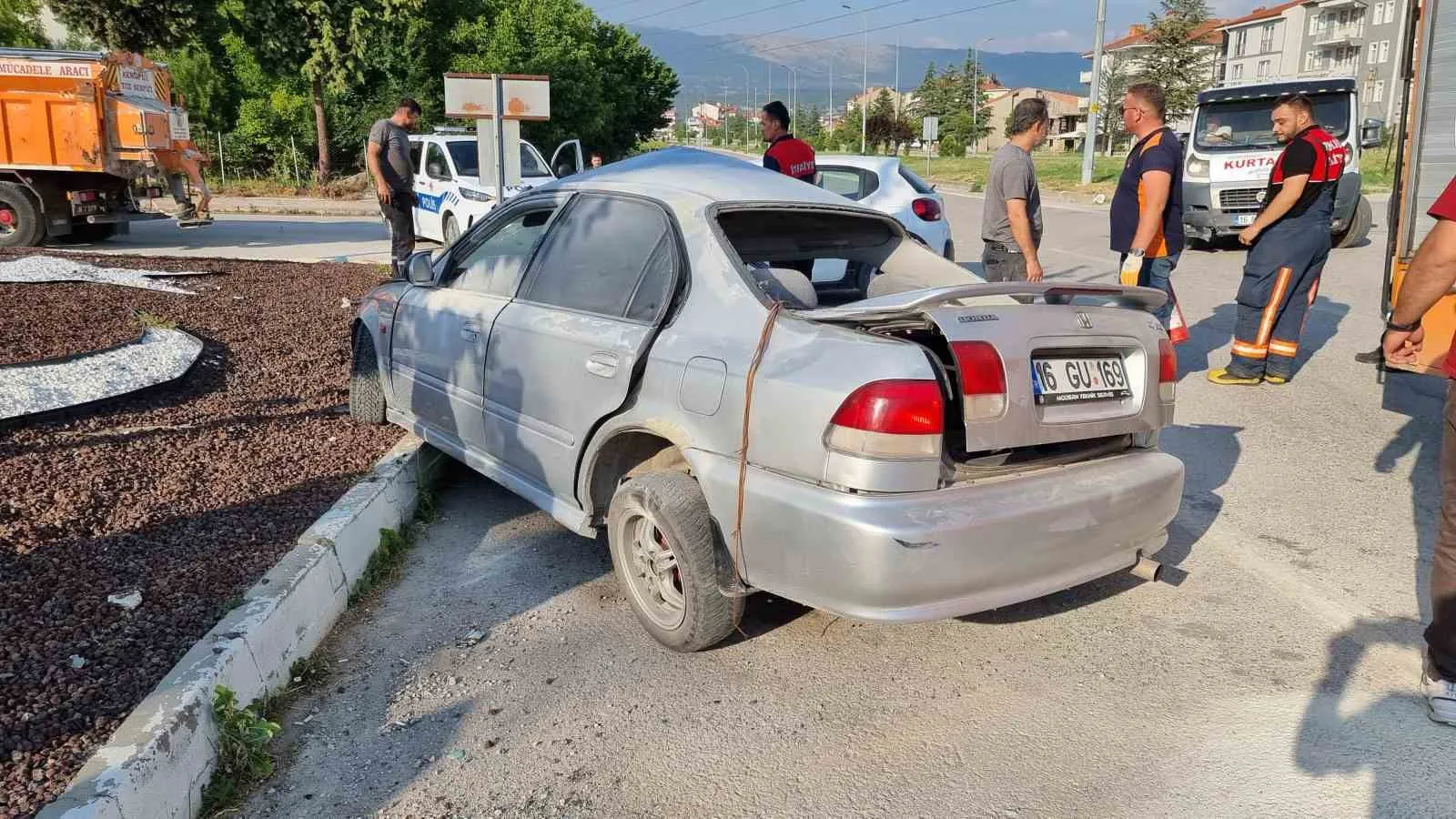 Domaniç'te korkutan kavşak kazası: İki sürücü hastanelik oldu