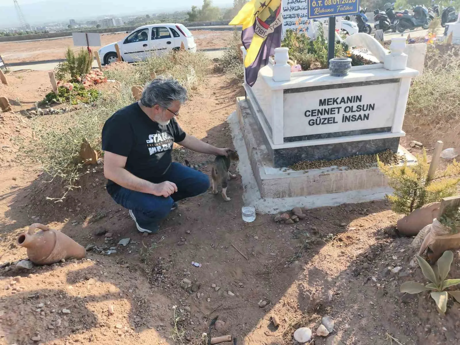 Mezarlıkta hüzünlü bekleyiş: Sahibinin izinden ayrılmıyor