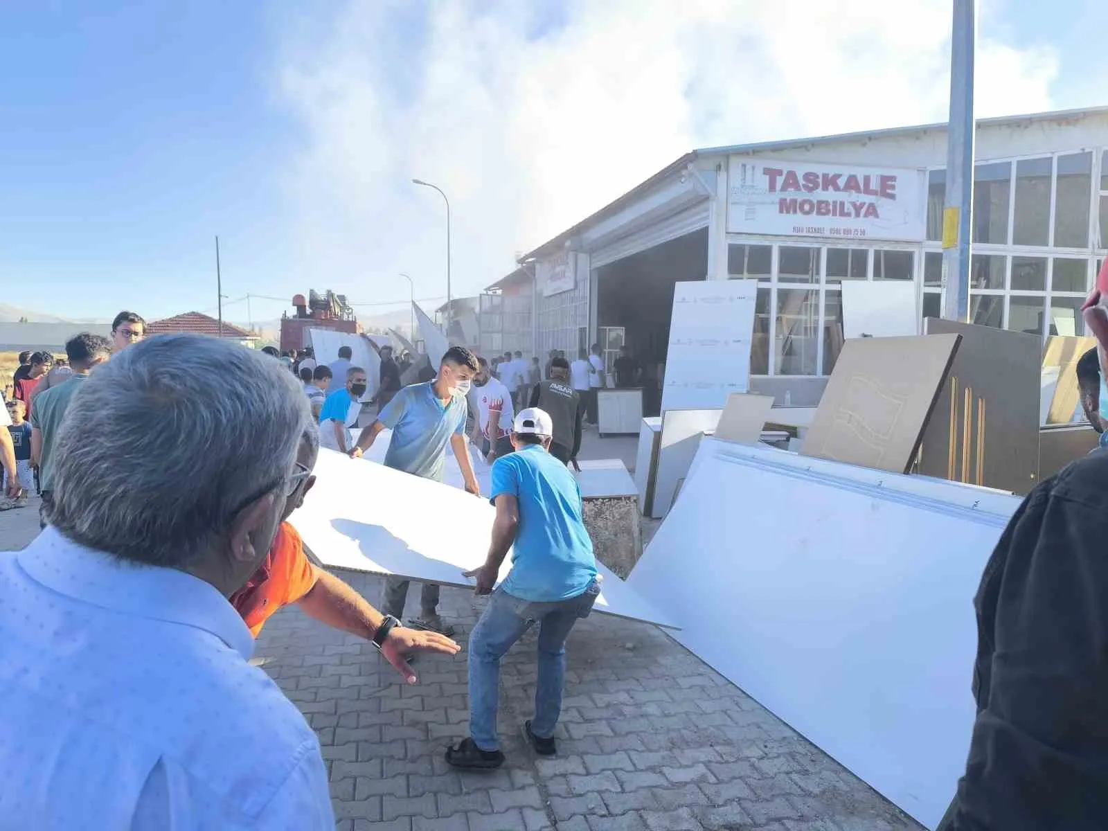 Şuhut sanayi sitesinde patlama dehşeti: Esnaf alevlere karşı tek yürek oldu