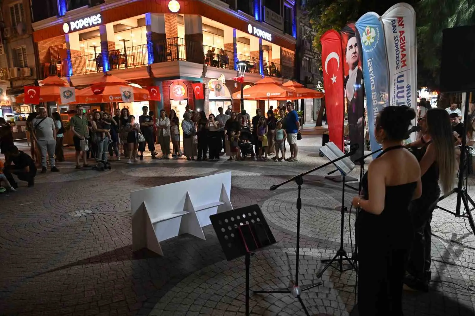 Manisa'da hafta sonuna akustik dokunuş: Sokaklar sanatla yankılandı