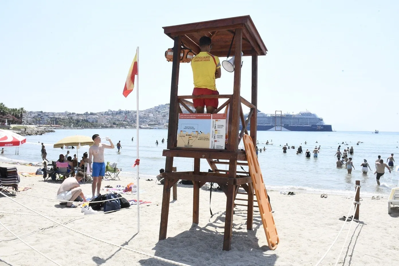 Kuşadası sahillerinde tatilciler için tam koruma dönemi