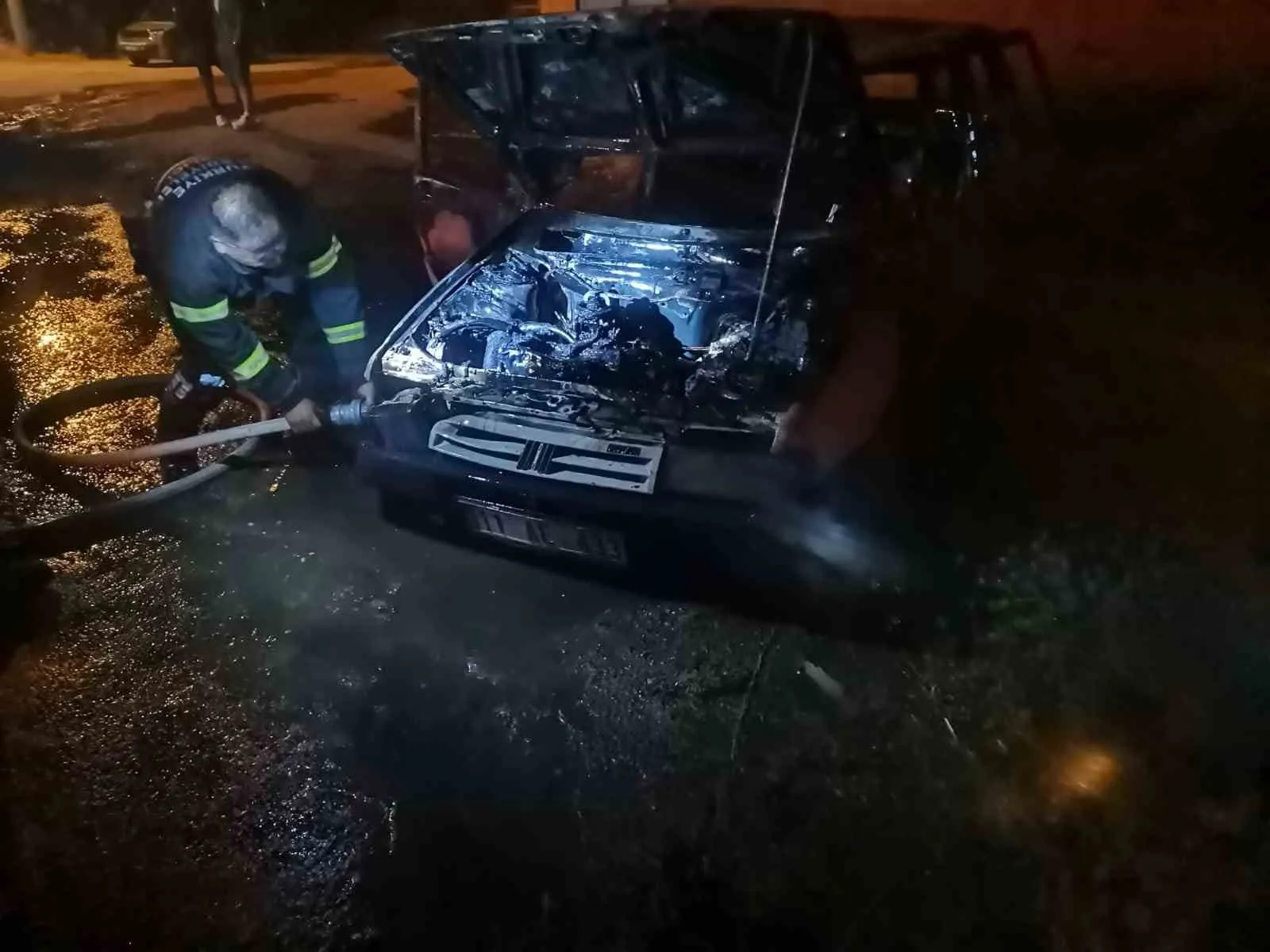 Sandıklı'da geceyi aydınlatan yangın: Park halindeki araçtan geriye enkaz kaldı