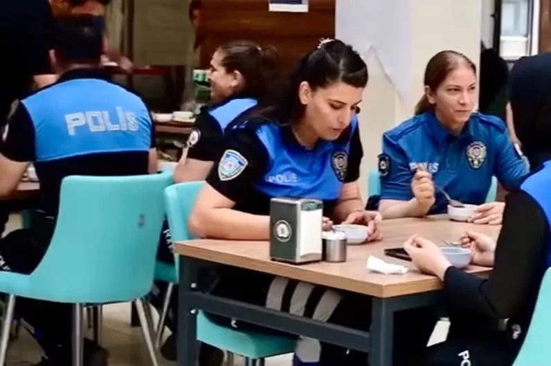 Afyonkarahisar Emniyeti'nde aşure bereketi: Müdür Erol bizzat servis etti