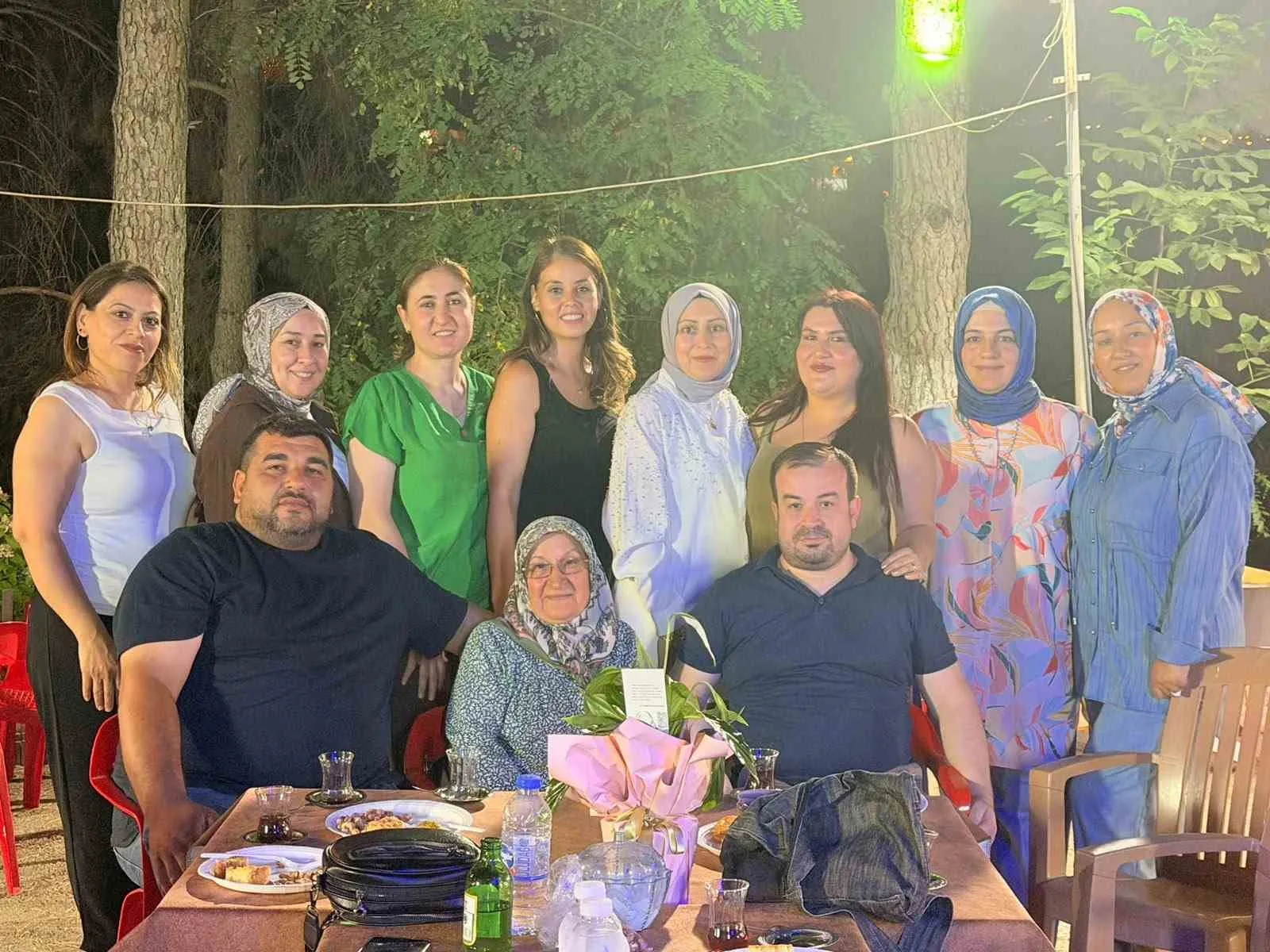 Sıralardan kopmayan dostluk: 28 yıl sonra gelen duygusal buluşma