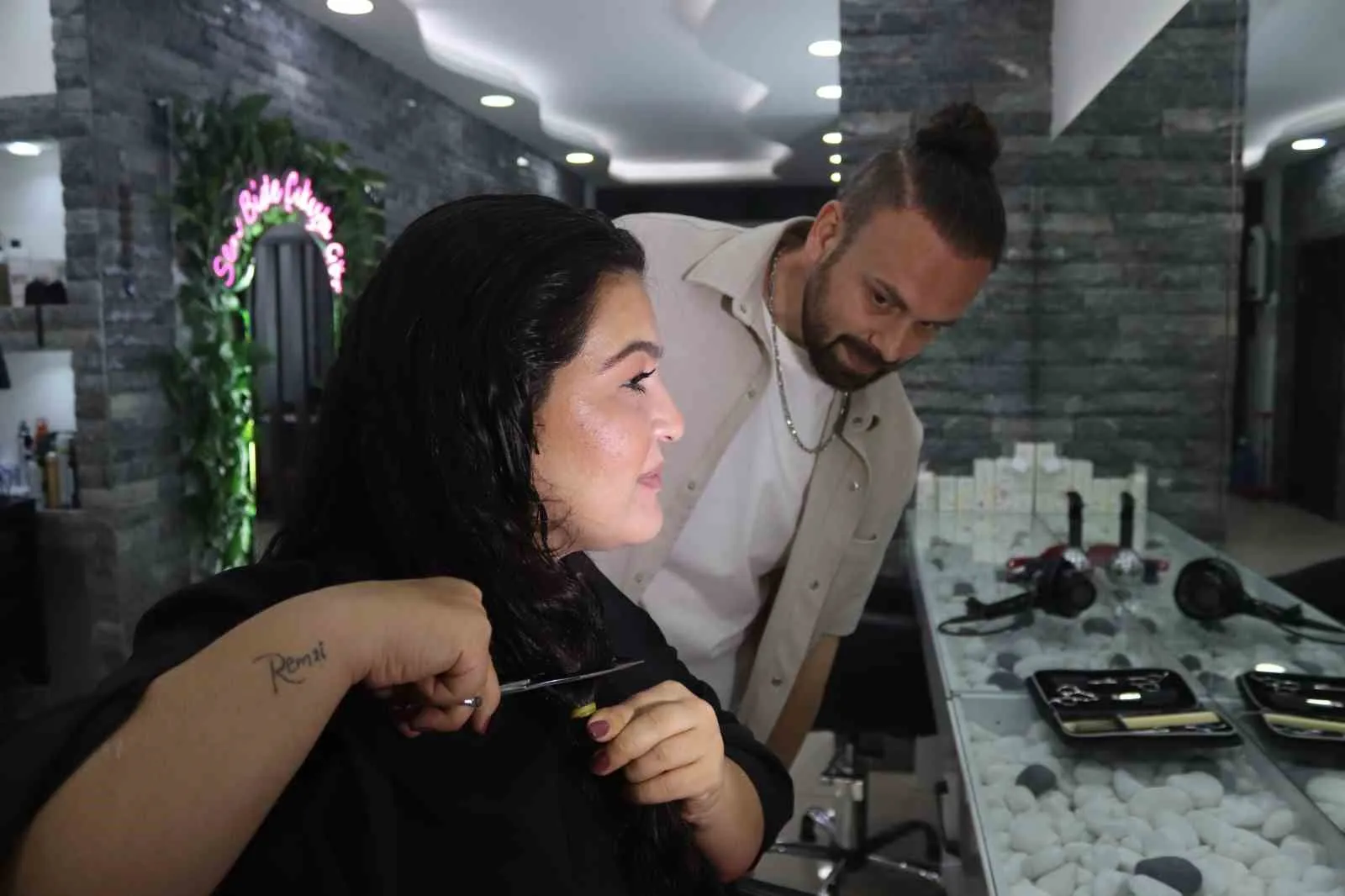 Boyasız saçlarıyla minik kalplere dokundu: 5 yıllık sabrını şifa için paylaştı