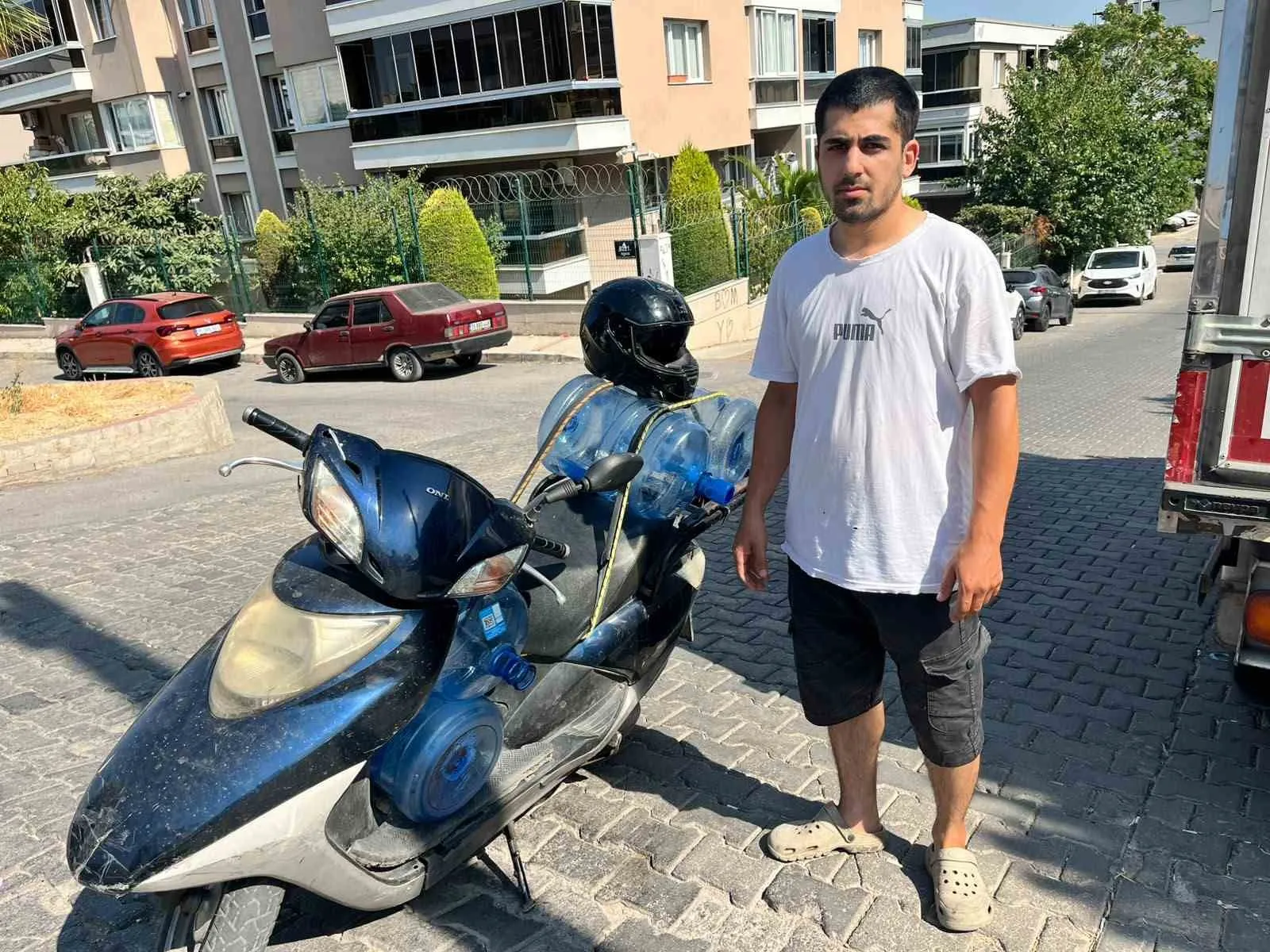Trafikte vicdanları sızlatan saldırı: Çukurdan kaçan kuryeyi çocuğunun yanında dövdü
