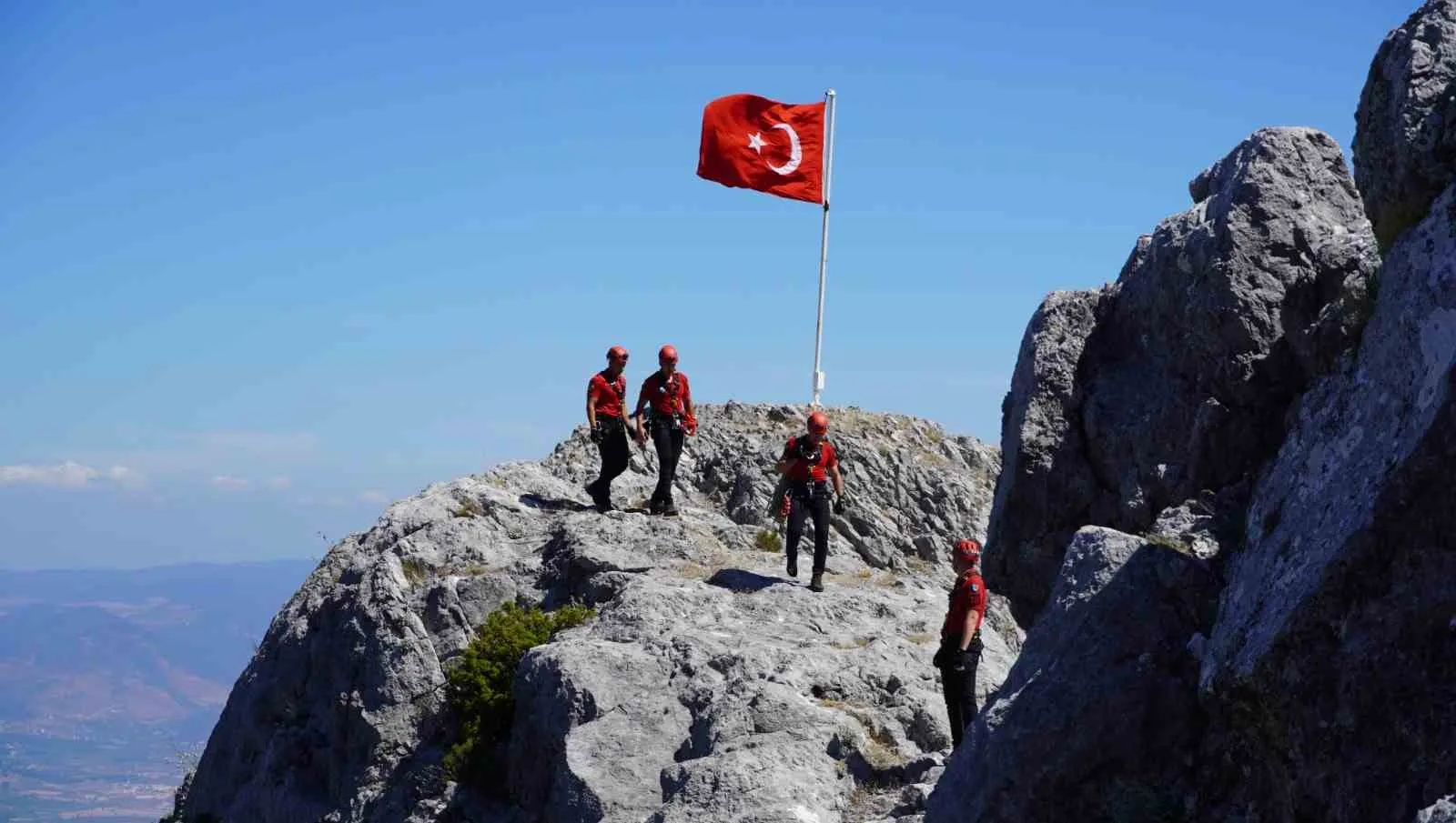 Spil Dağı’nın zirvesinde anlamlı buluşma: Gaziler bayrağı göklere taşıdı