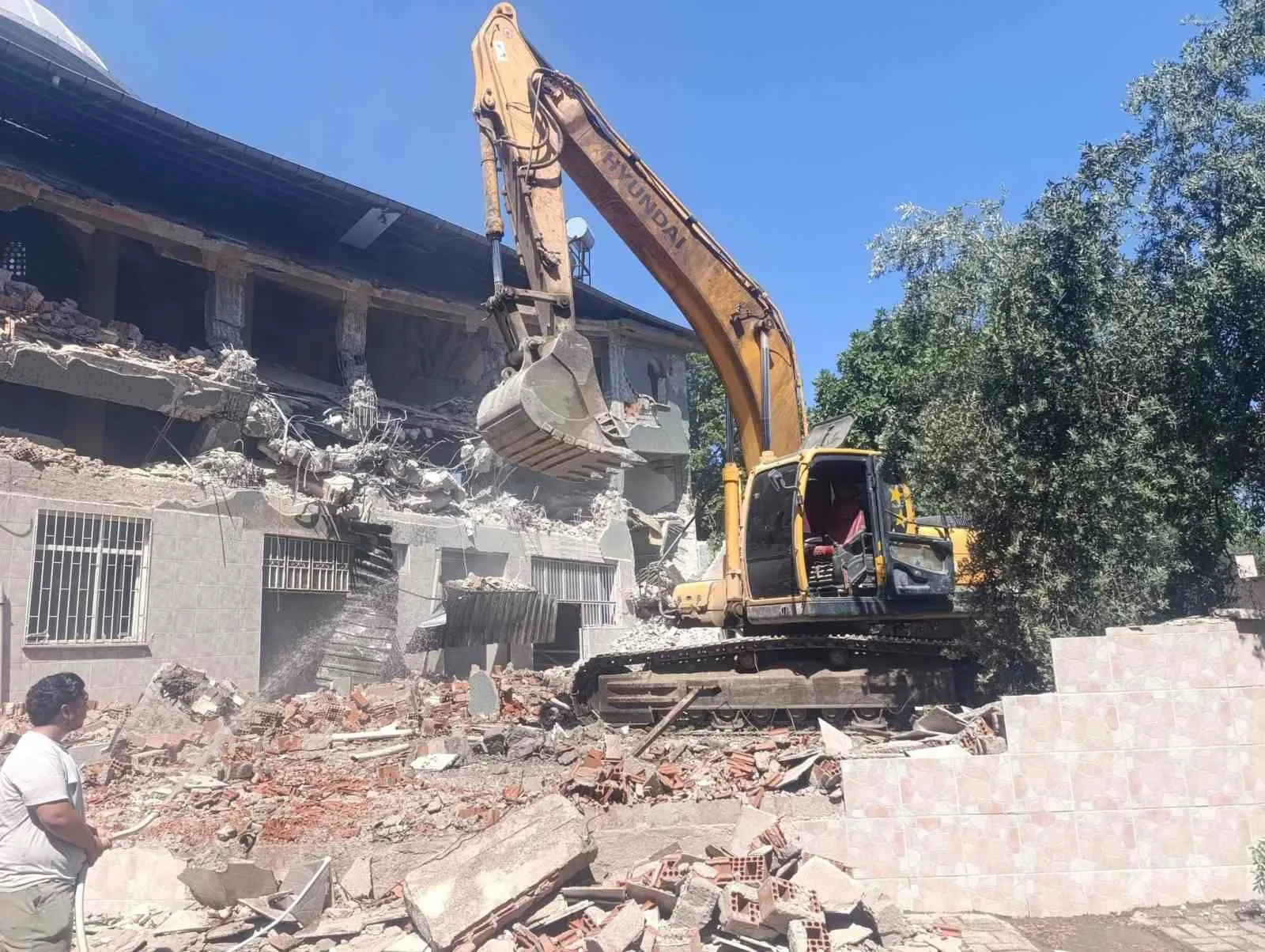 Salihli'de 28 yıllık ibadethanede korkutan tablo: Kolonlar çürüyünce yıkım başladı