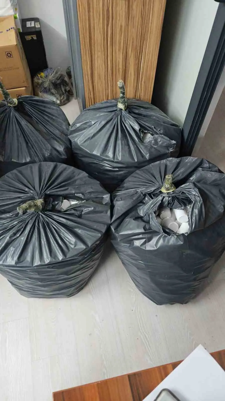 Bornova'da gece yarısı operasyonu: Polisten kaçan araçtan uyuşturucu fışkırdı