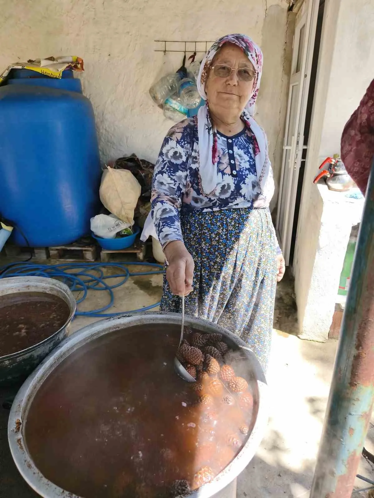 Ovacık yaylasında 80 yıllık tecrübe: Doğanın şifalı iksiri kozalak pekmeziyle sağlığı koruyor