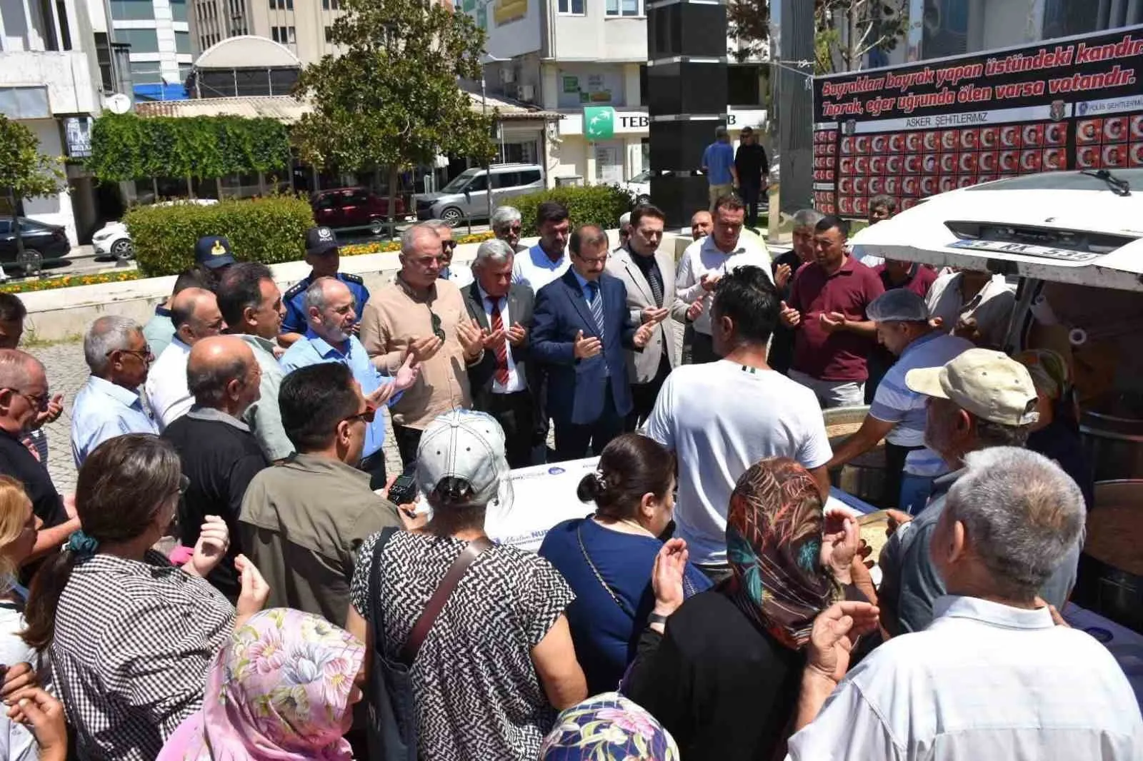 Salihli’de unutulmaz vefa: Şehitlerin aziz hatırası aşure kazanlarında yaşatıldı