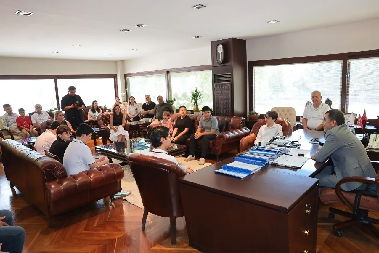 Denizli’nin altın çocukları başkanlık koltuğunda: Şampiyonlara anlamlı kutlama