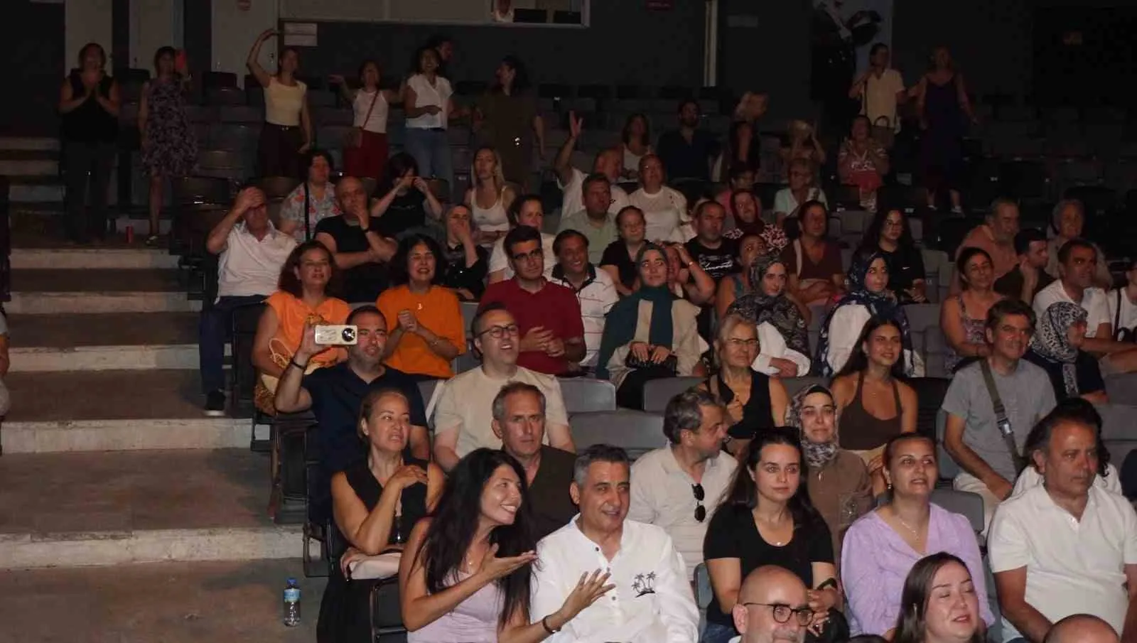 Faruk Sofuoğlu’ndan sahneye taşınan mahalle kültürü: Geçmişin nezaketini arıyoruz