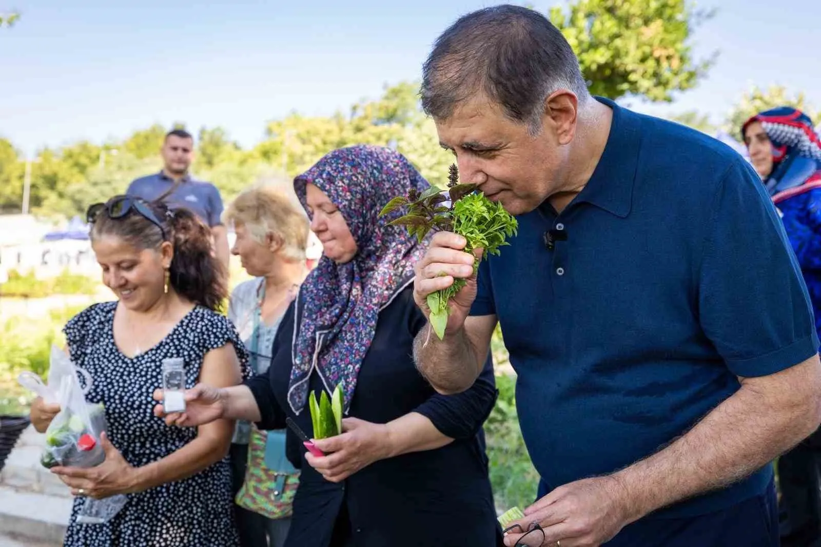 Kadifekale’de toprakla gelen huzur: Başkan Tugay üretici kadınlarla hasat yaptı