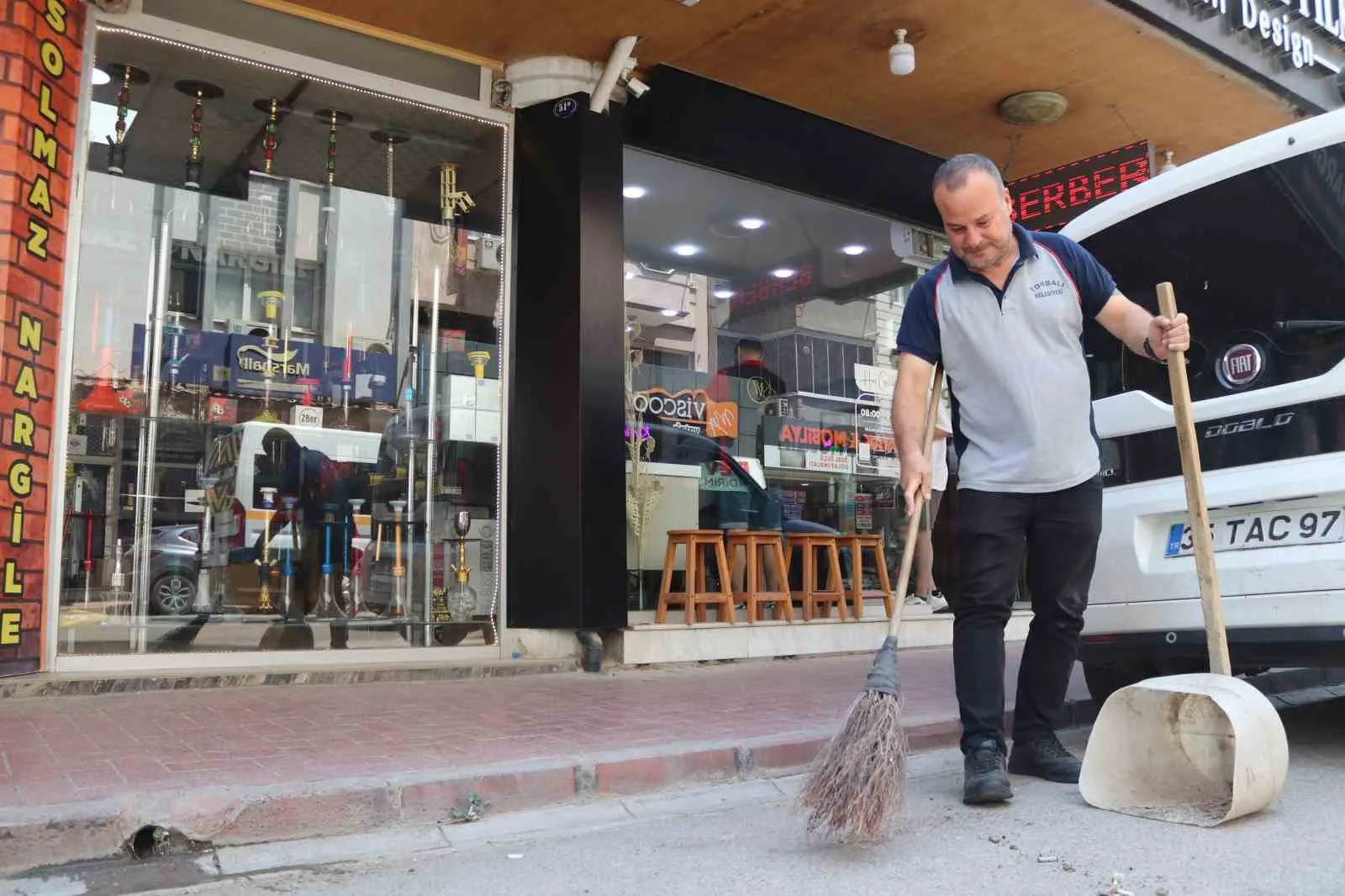 Sokakları süpürürken milyonları mest etti: Torbalı'nın arabesk sesi keşfedilmeyi bekliyor