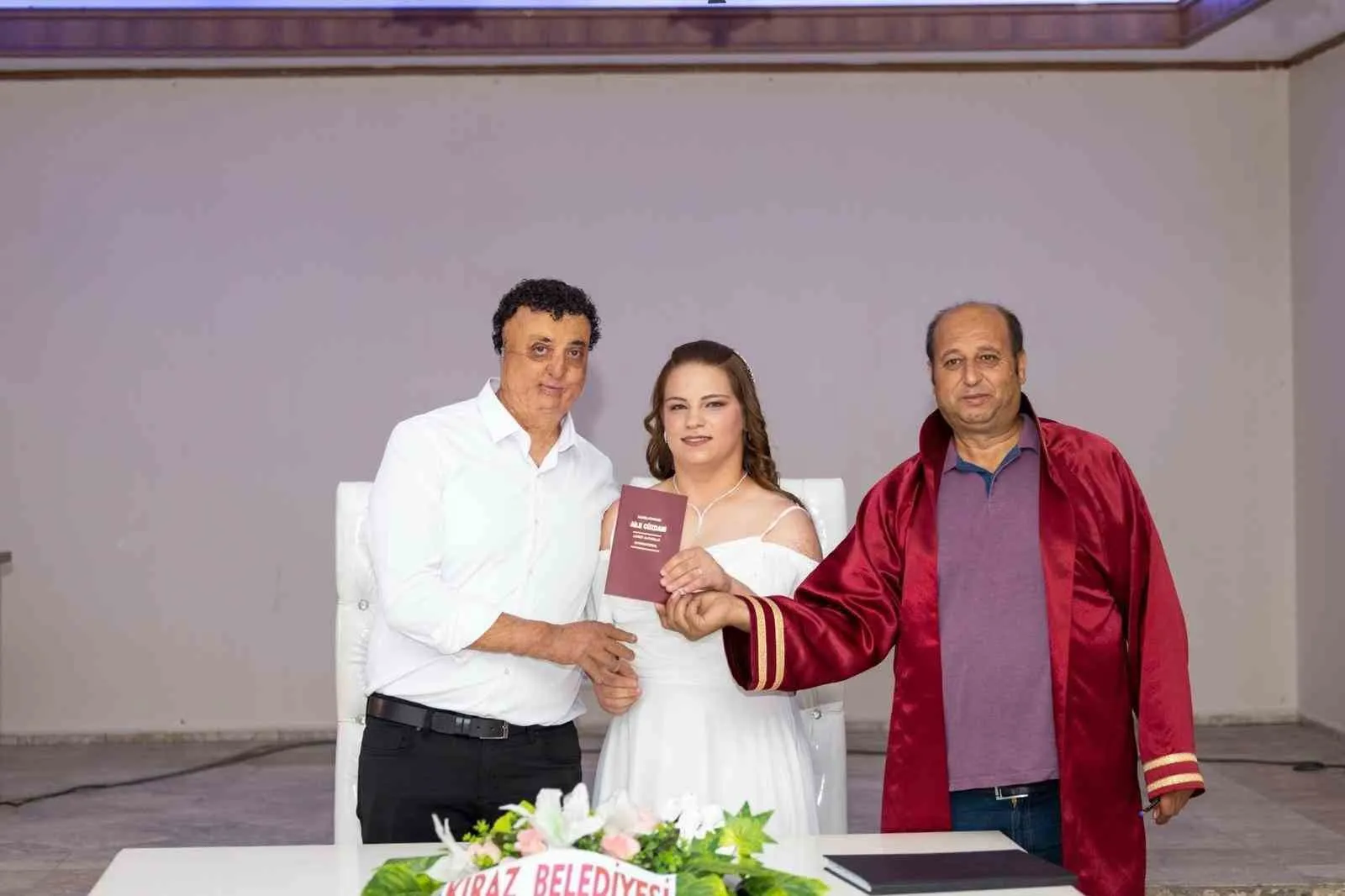 Kiraz’da sessizliğin içindeki büyük coşku: Nikah masasında işaret diliyle gelen 'evet'