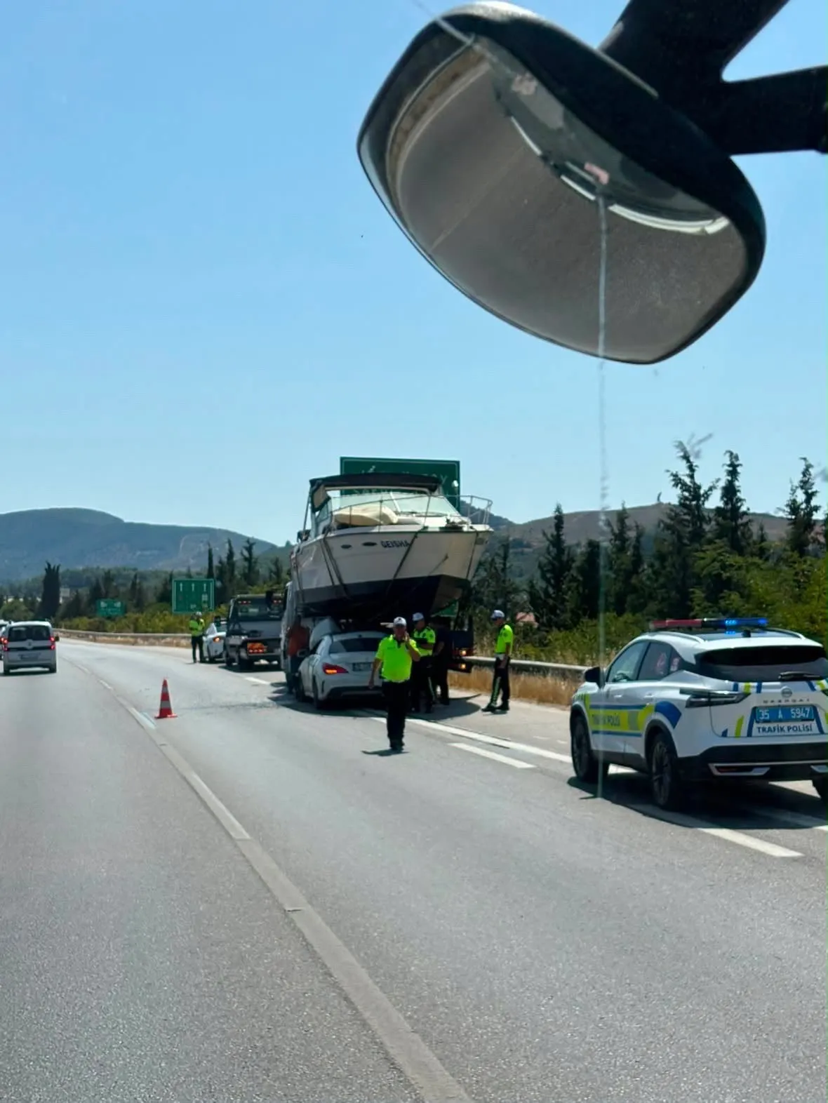 İzmir-Çeşme yolunda akıllara durgunluk veren kaza: Otomobil tekneye saplandı